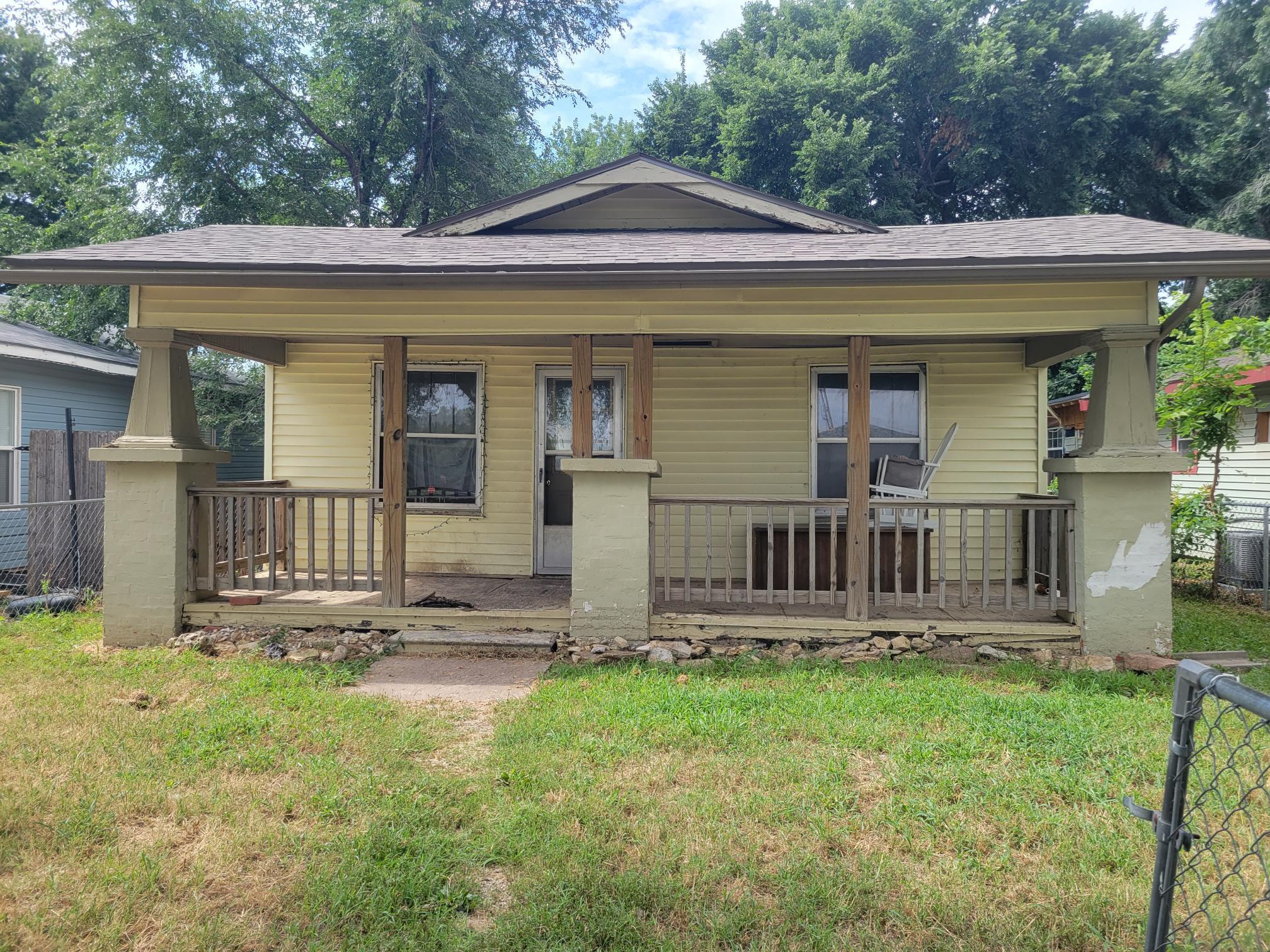 Photo of 713 E Central in Arkansas City, KS