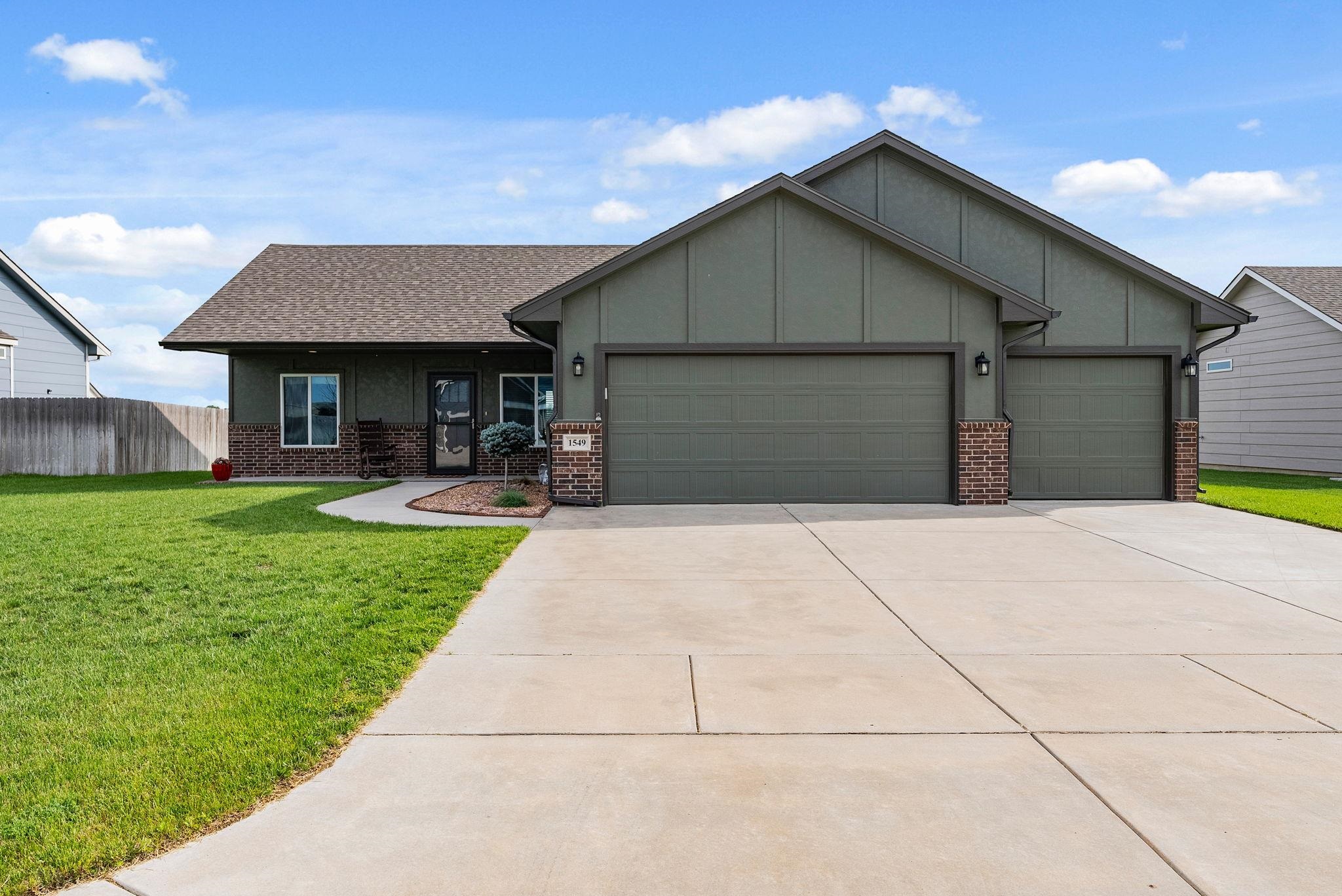 Photo of 1549 N Aster Cir in Andover, KS