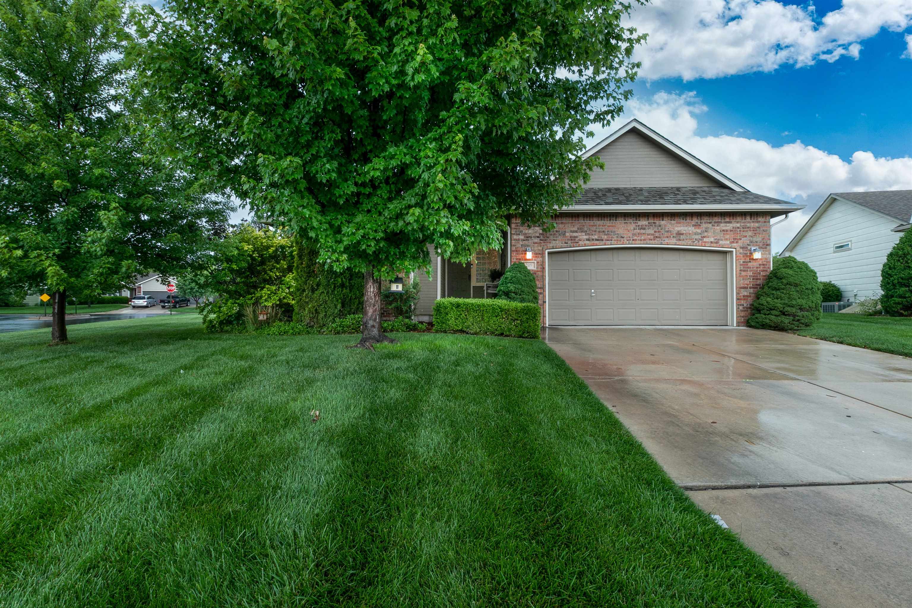 Photo of 209 Oaktree Ct in Andover, KS