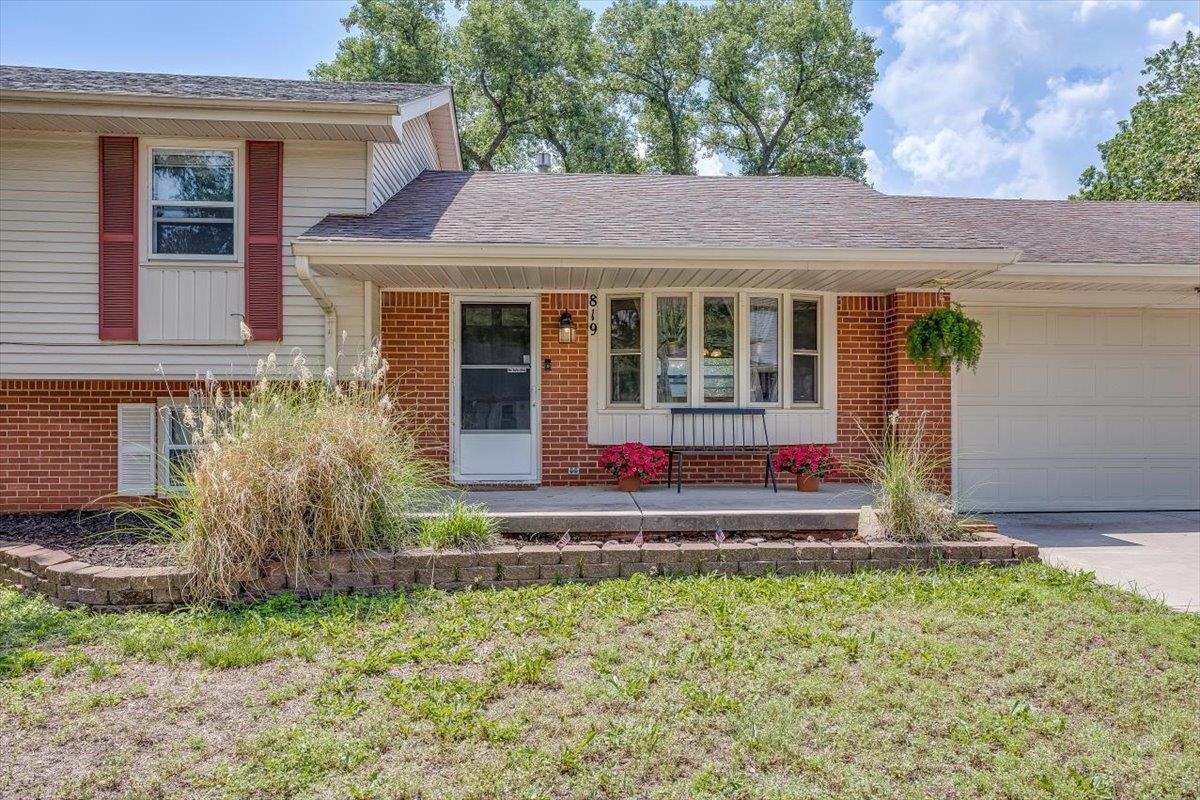 Photo of 819 E Sunrise Ct in Derby, KS