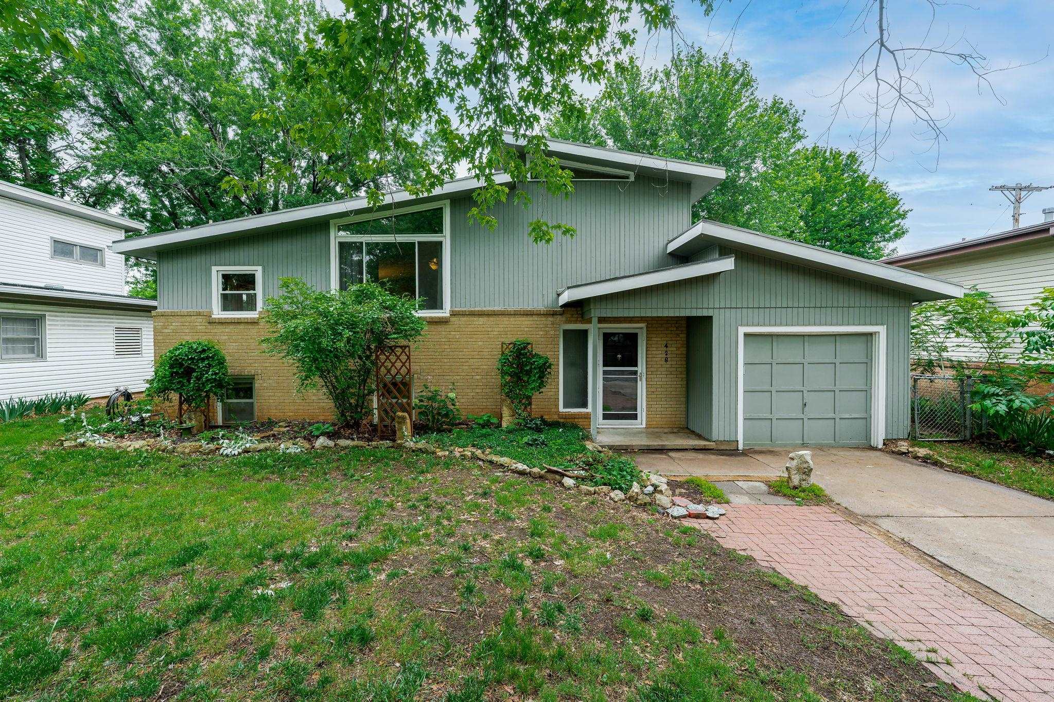 Photo of 428 S Westview Dr in Derby, KS