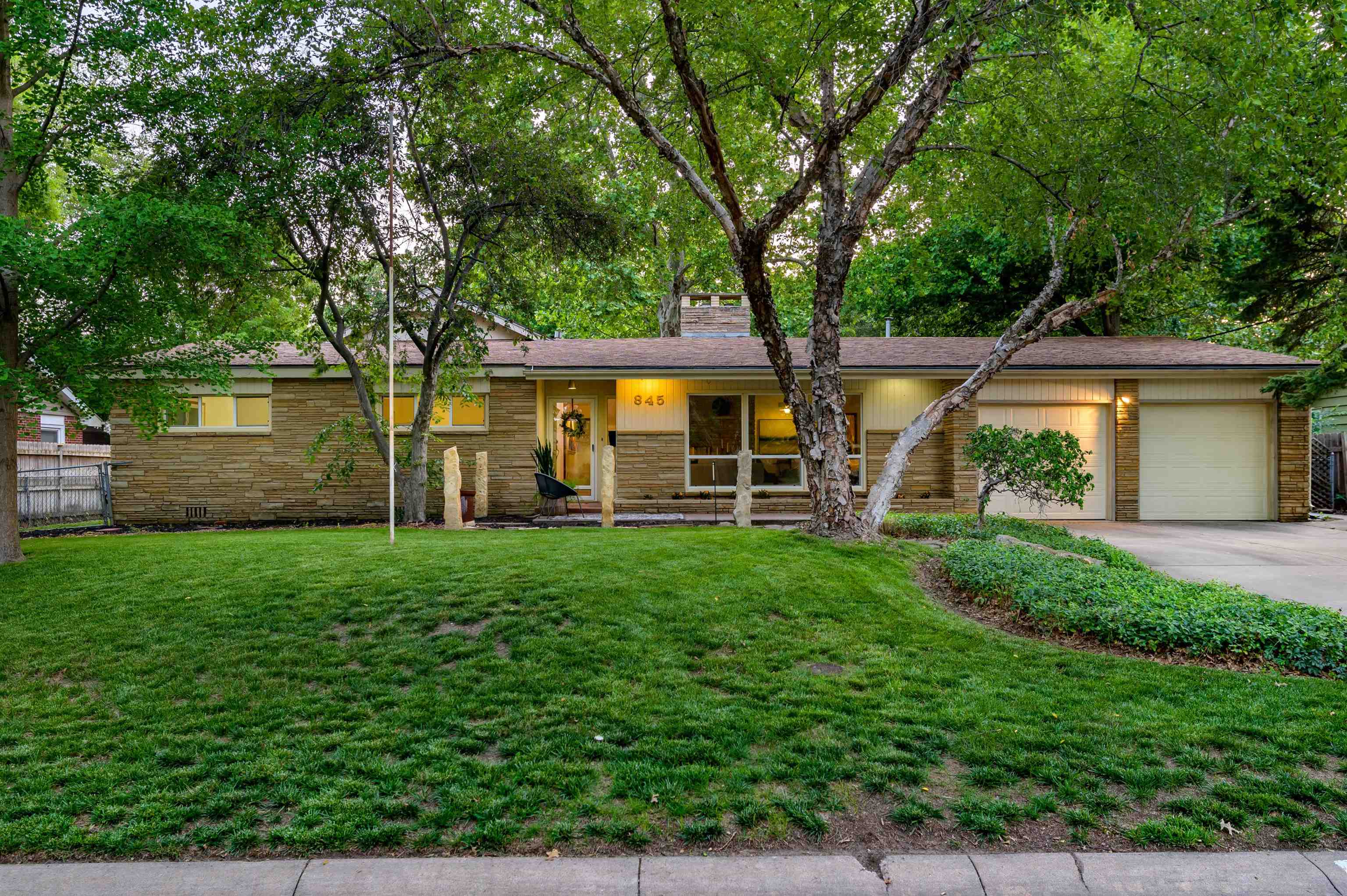 Photo of 845 N Valleyview St in Wichita, KS
