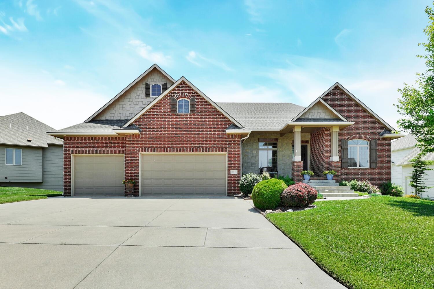Photo of 822 N Fairoaks Ct in Andover, KS