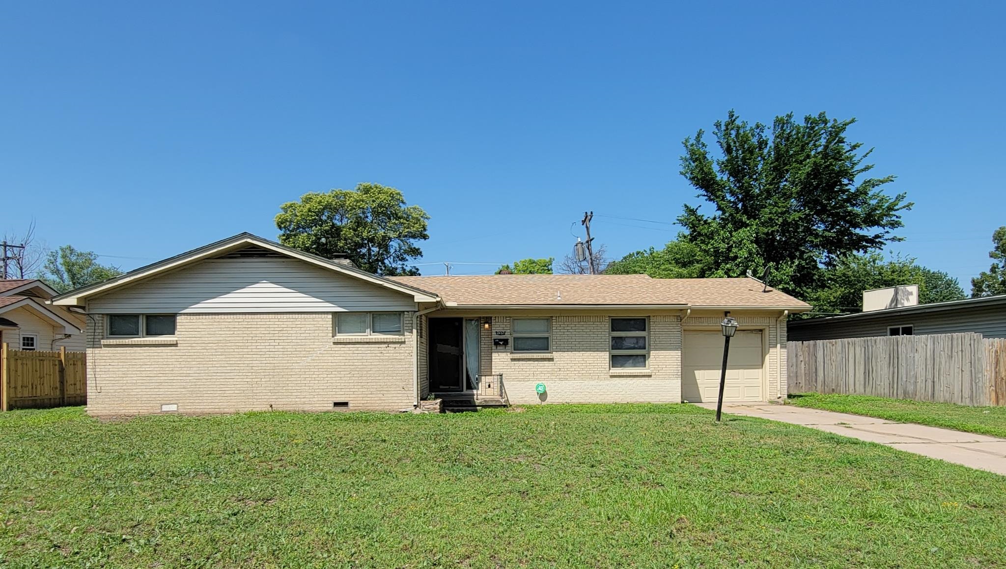 2457 N Riverlawn