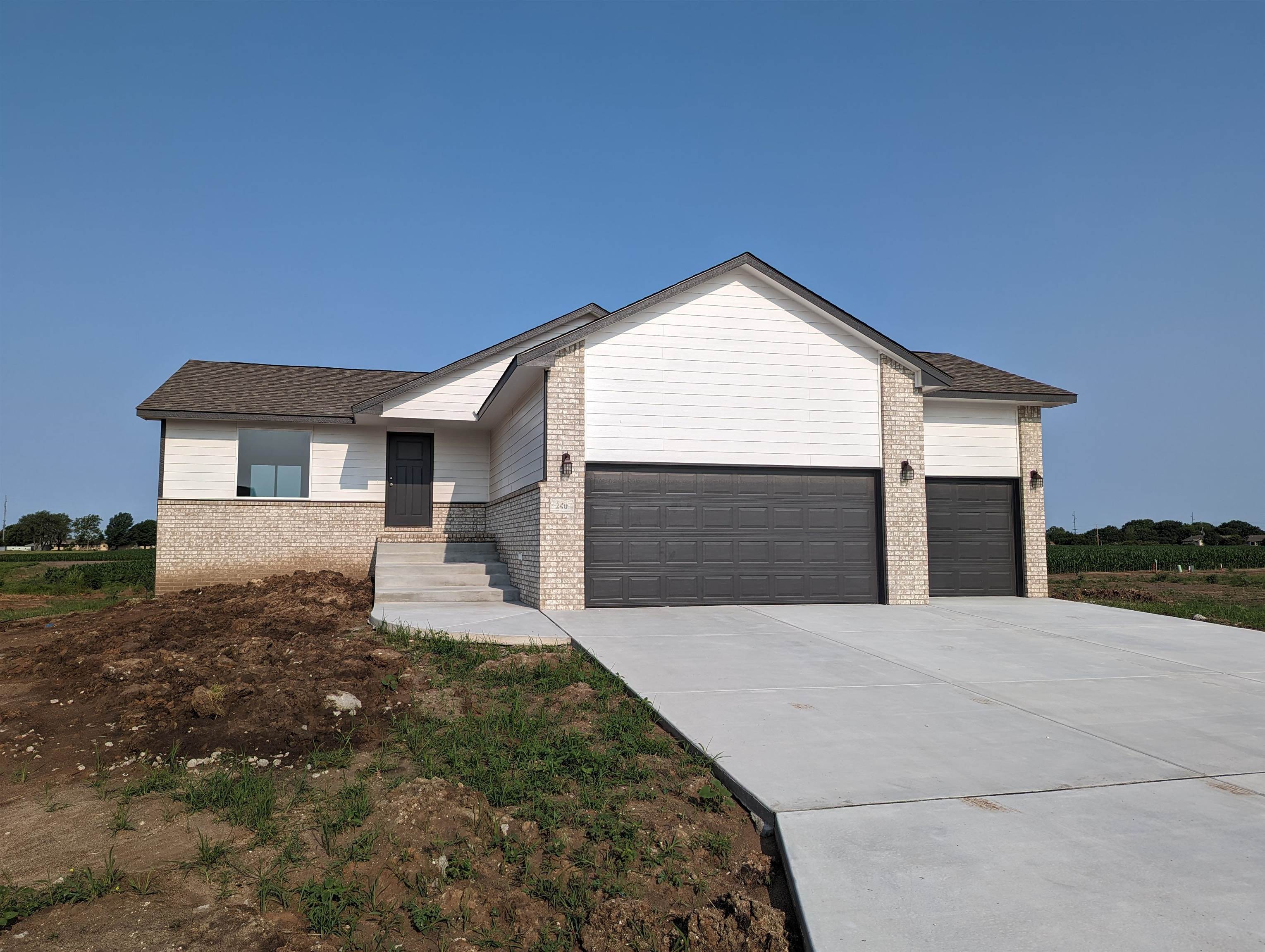 Photo of 240 Summer Ct in Newton, KS