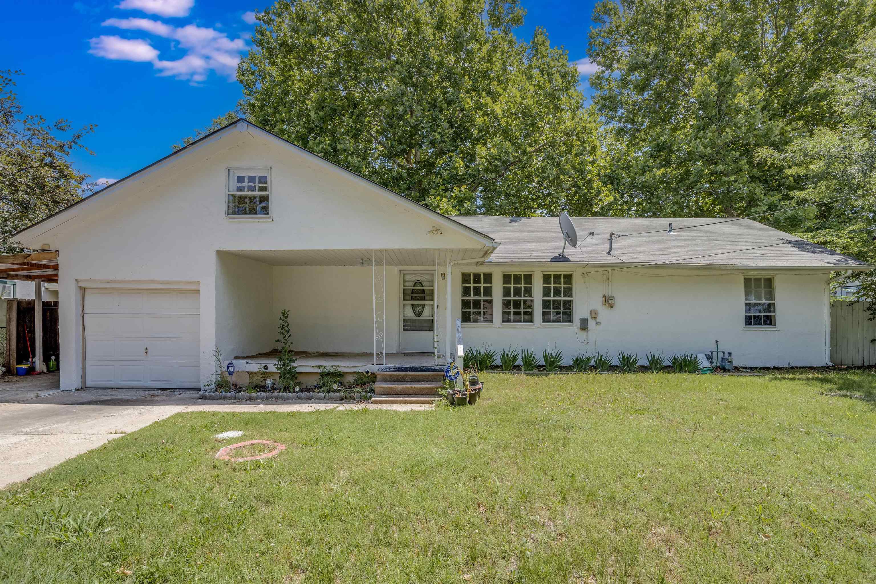 Photo of 1012 S Bluffview Dr in Wichita, KS