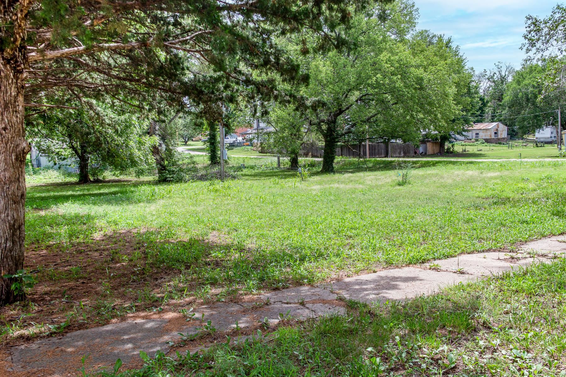 Photo of 216 W Vine St in Leon, KS