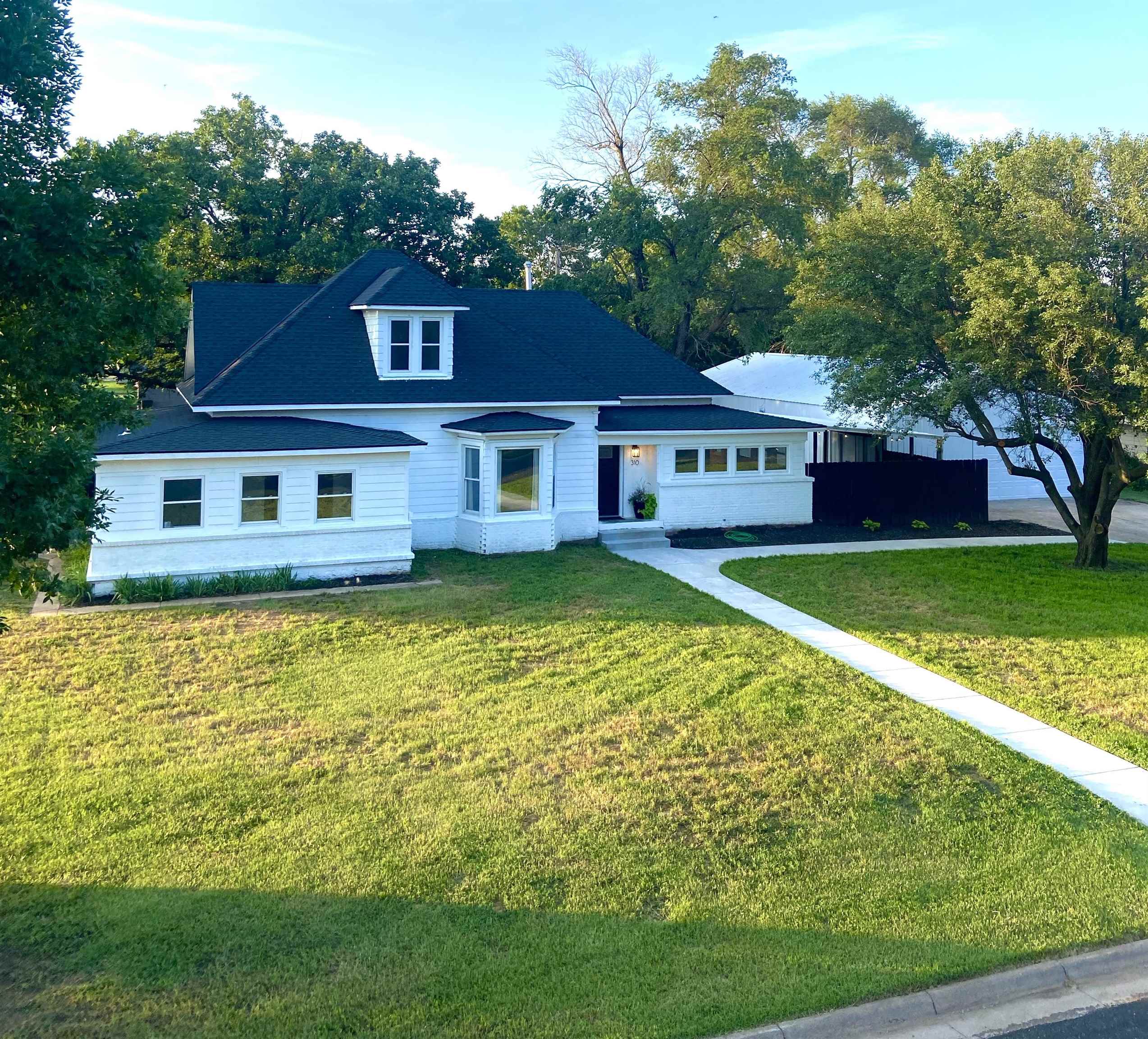 Photo of 310 E First Ave in Norwich, KS