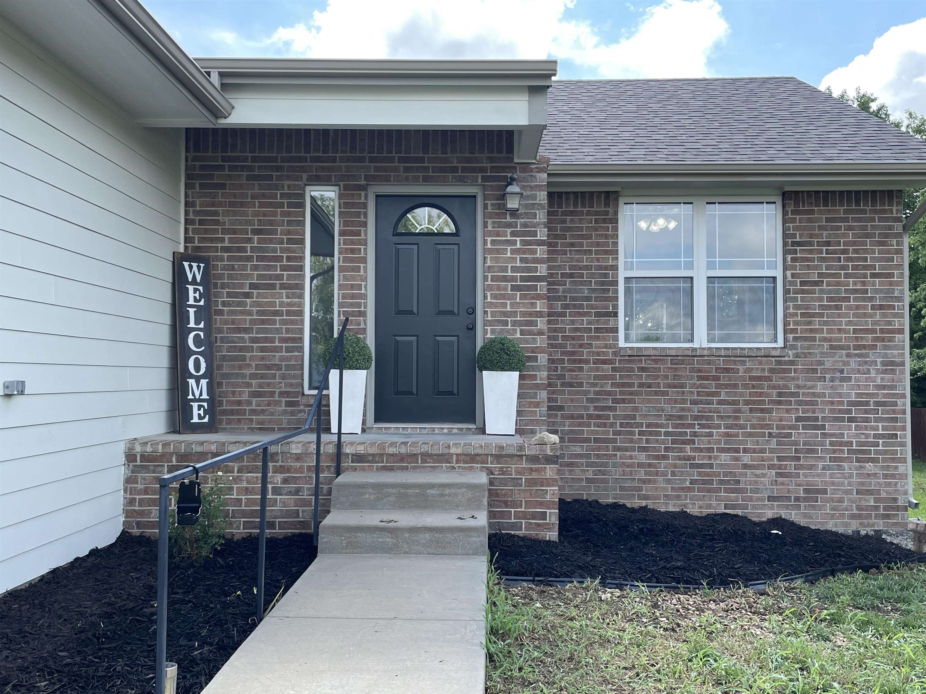 Photo of 817 E Hedgewood St in Andover, KS
