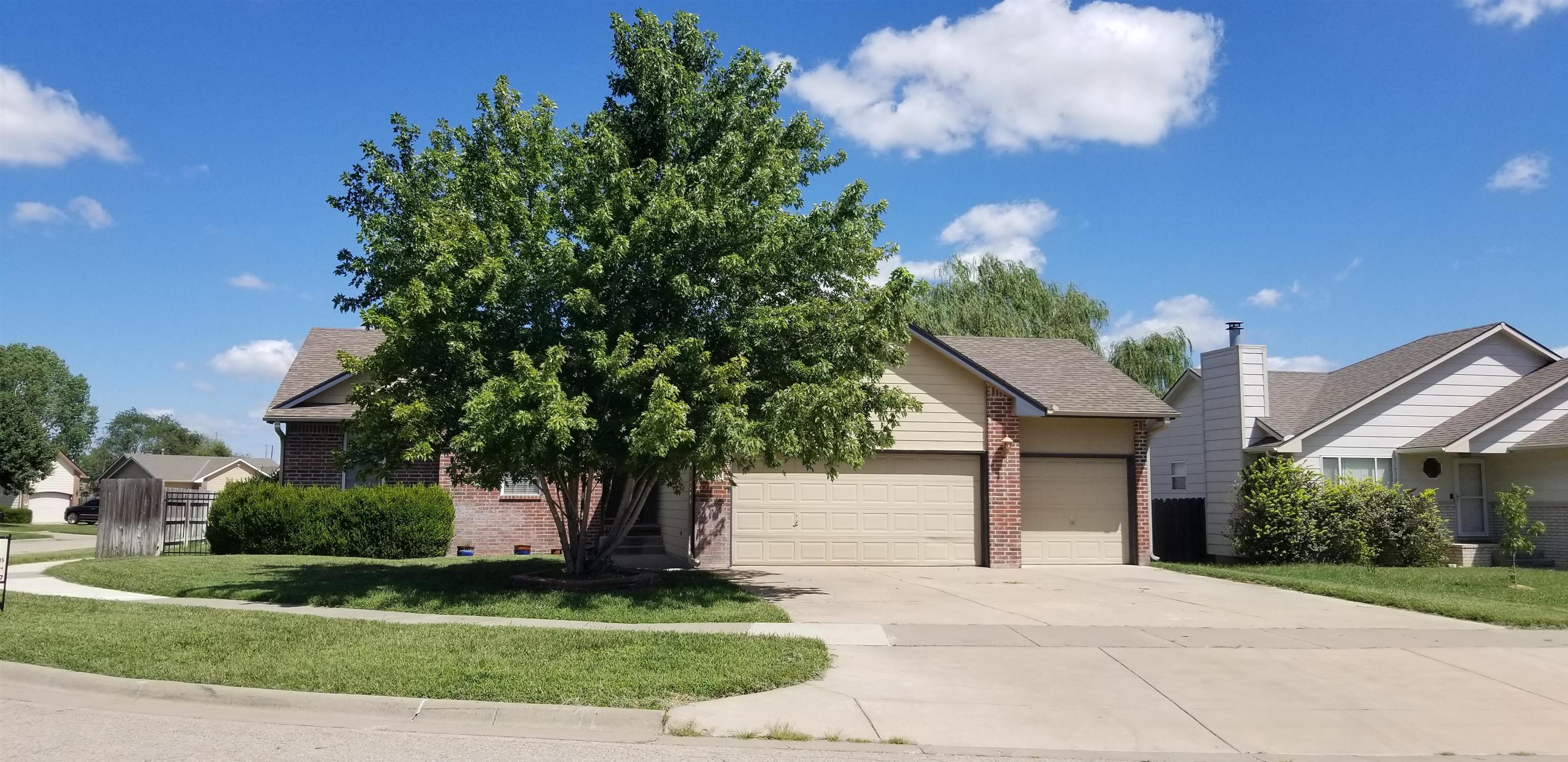 Photo of 840 S Sunset Cir in Andover, KS