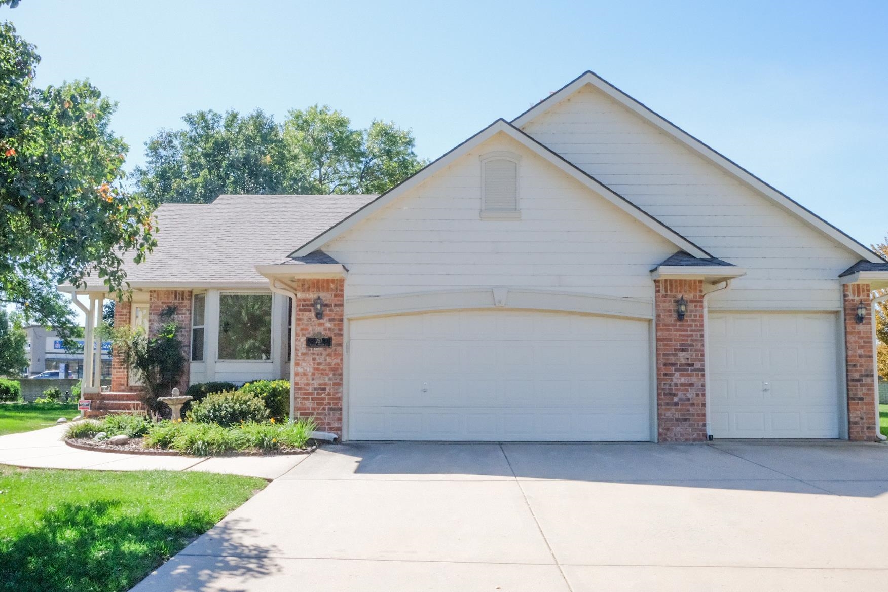 Photo of 257 S Maple Dunes Ct in Wichita, KS
