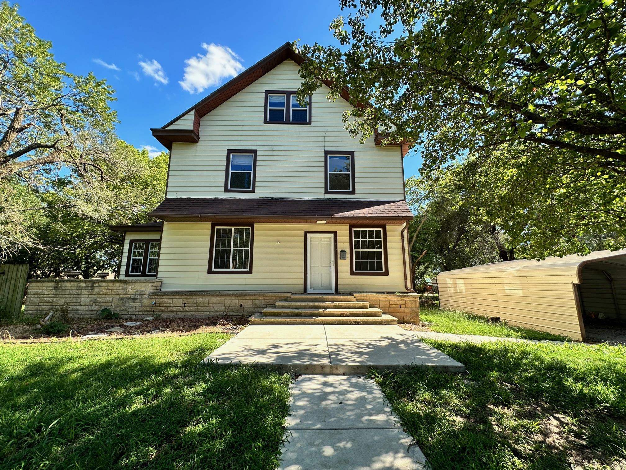 Photo of 1523 E 12th Ave in Winfield, KS