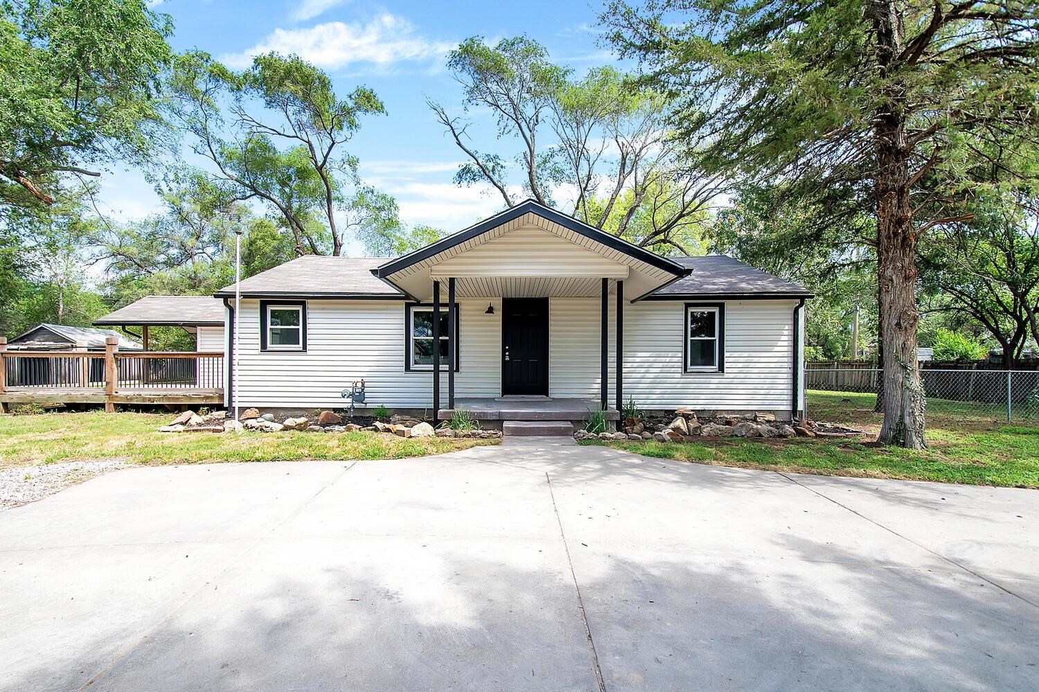 Photo of 116 W Dorrell St in Haysville, KS