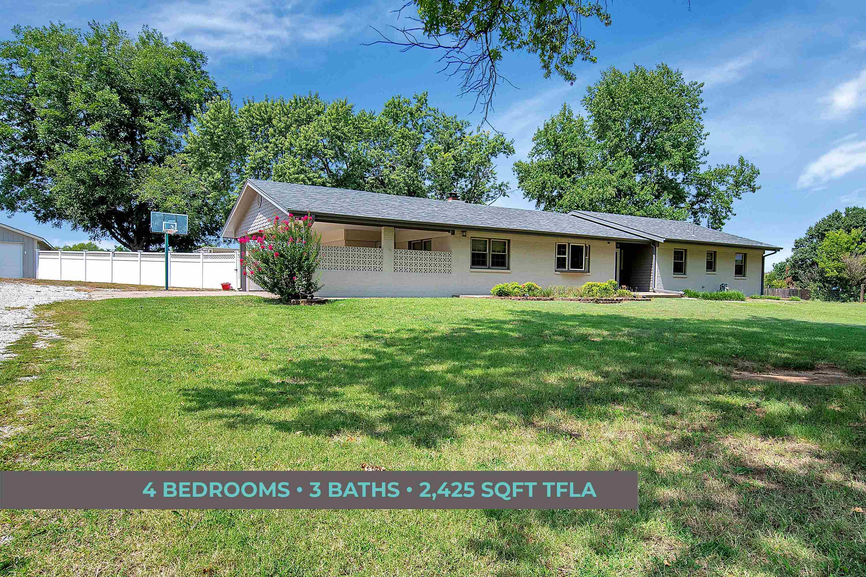 Photo of 301 N Country Club Rd in Arkansas City, KS