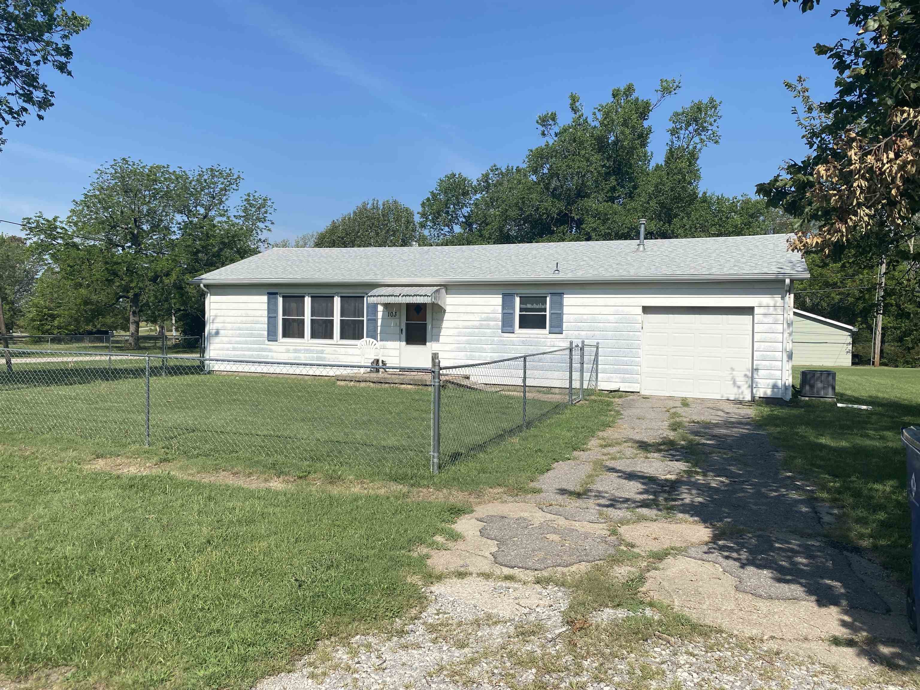 Photo of 103 N Walnut St in Dexter, KS