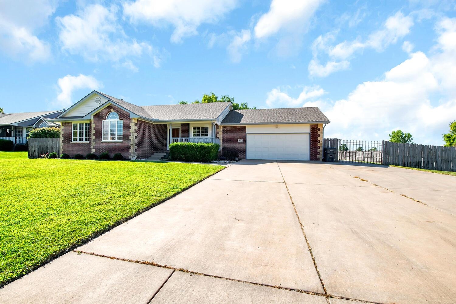 Photo of 1527 Raintree Ln in Haysville, KS