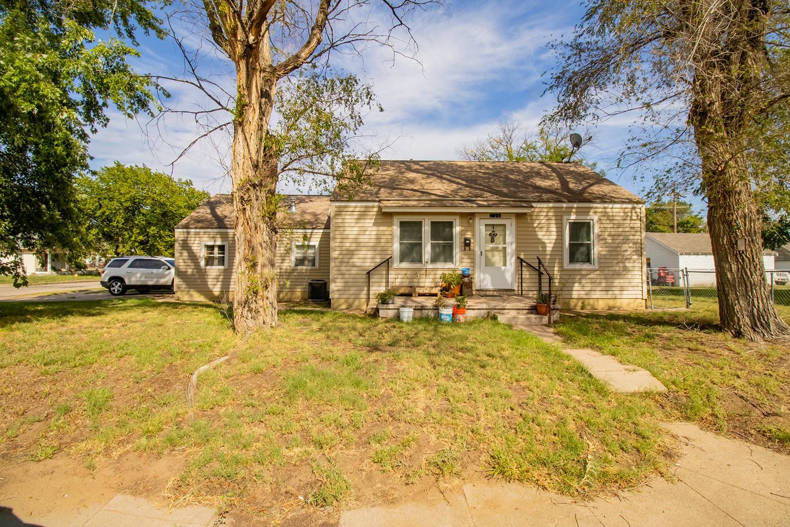 Photo of 728 N Jackson St in Hutchinson, KS