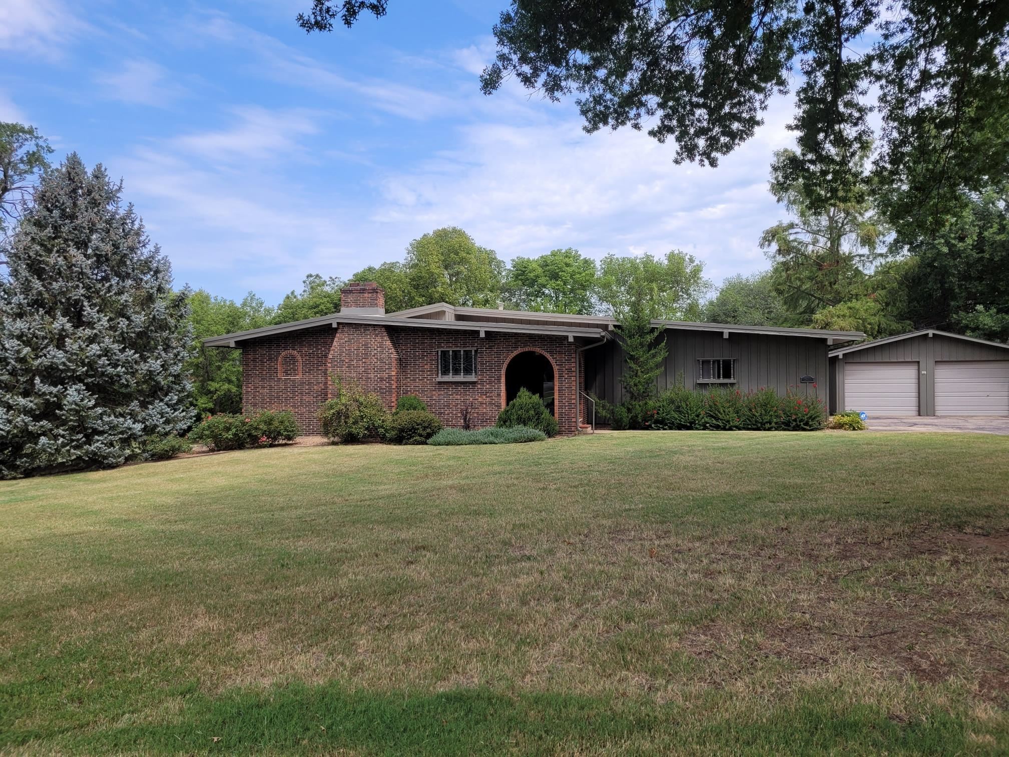 Photo of 2921 Lake Shore Dr in Winfield, KS