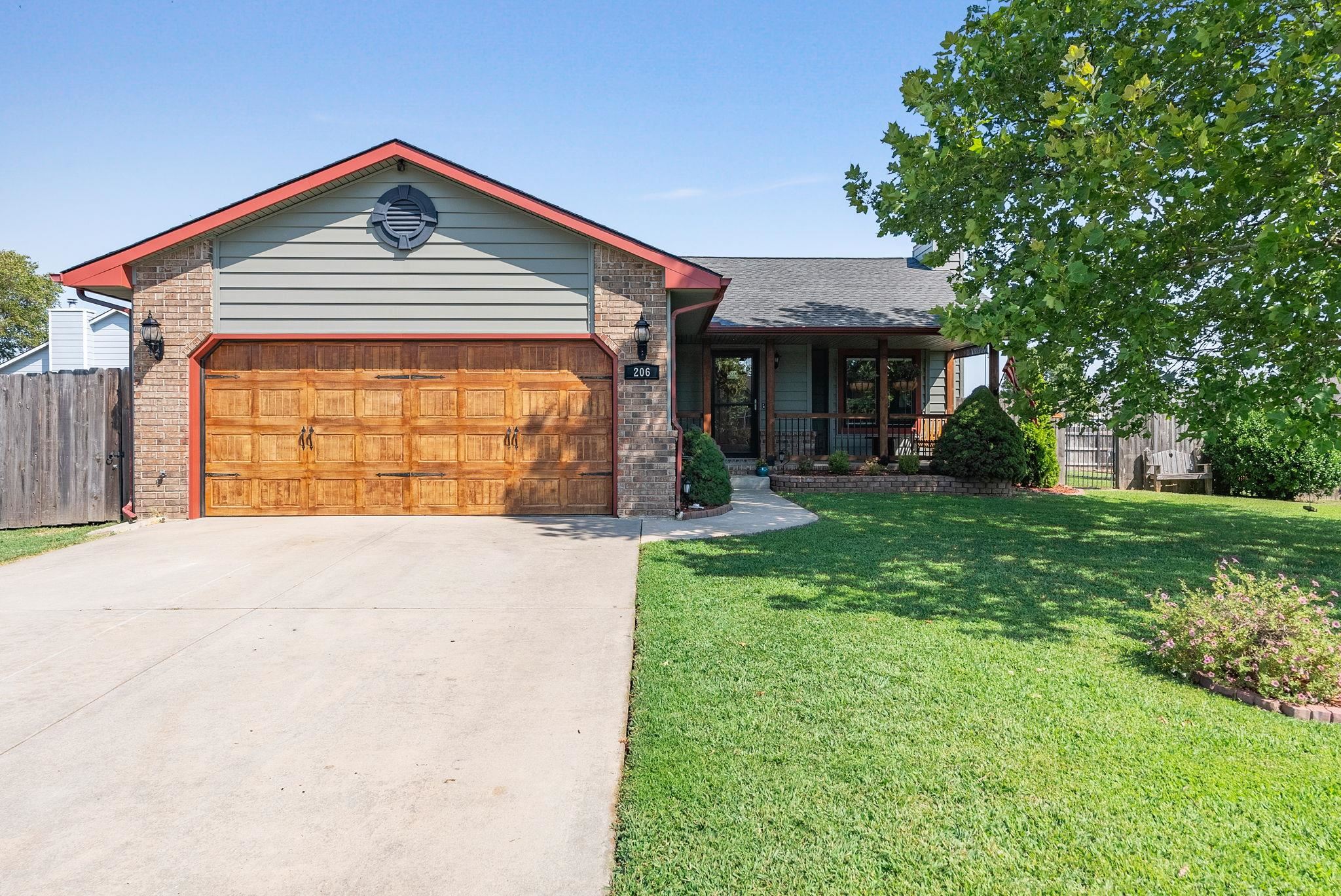 Photo of 206 E Country Walk Ln in Mulvane, KS