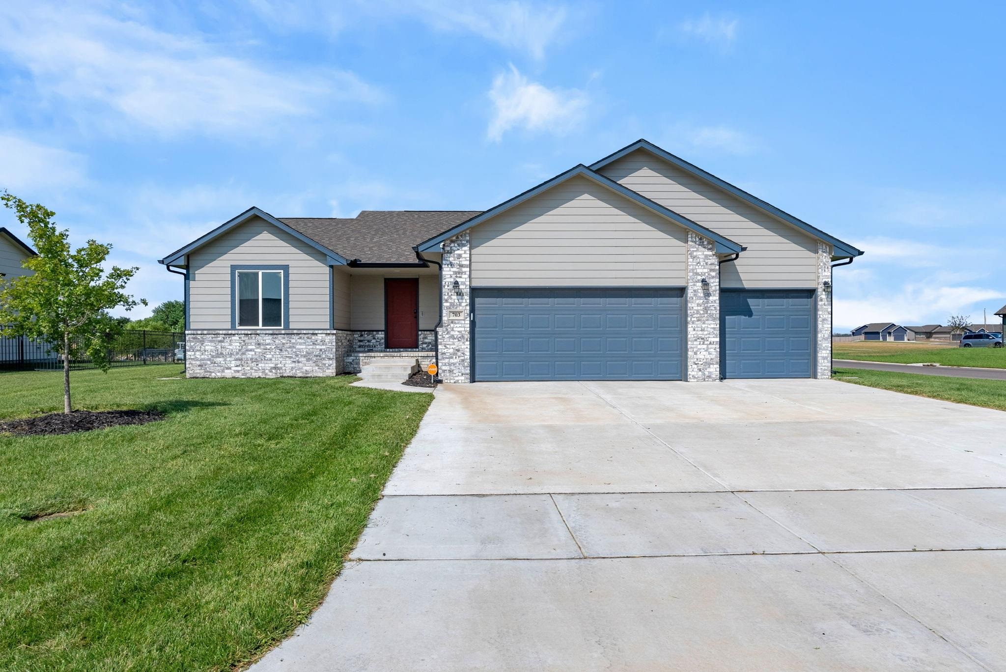 Photo of 703 W Country Lakes Pl in Haysville, KS