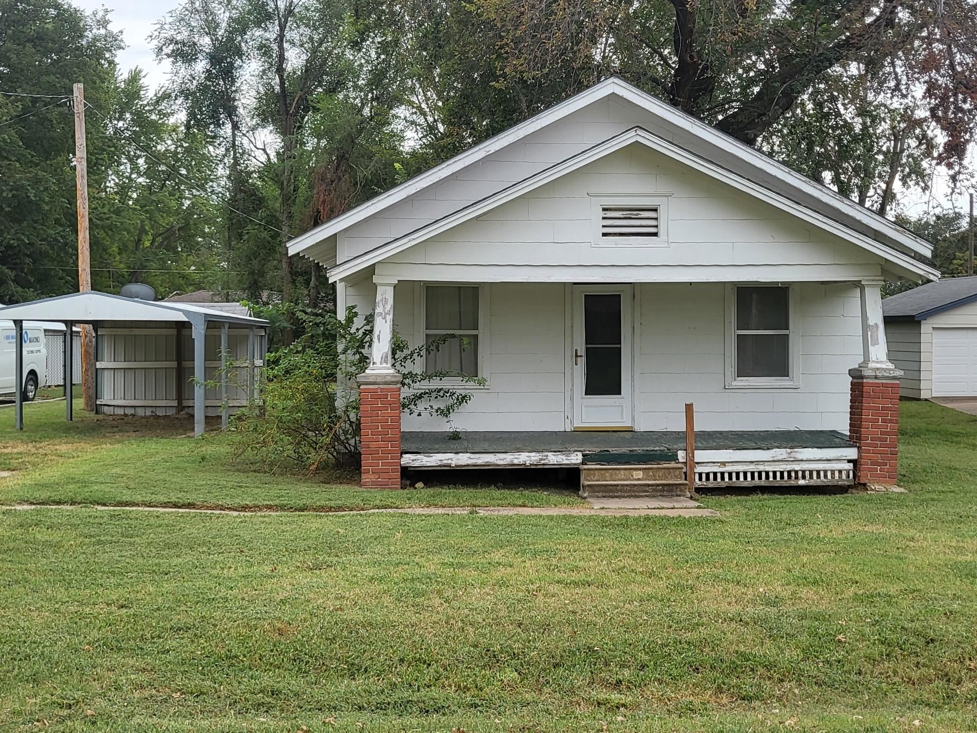 Photo of 1313 Ann St in Winfield, KS