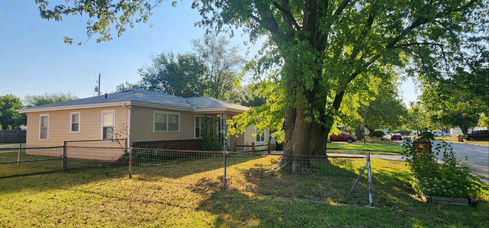 Photo of 1703 E 10th St in Newton, KS
