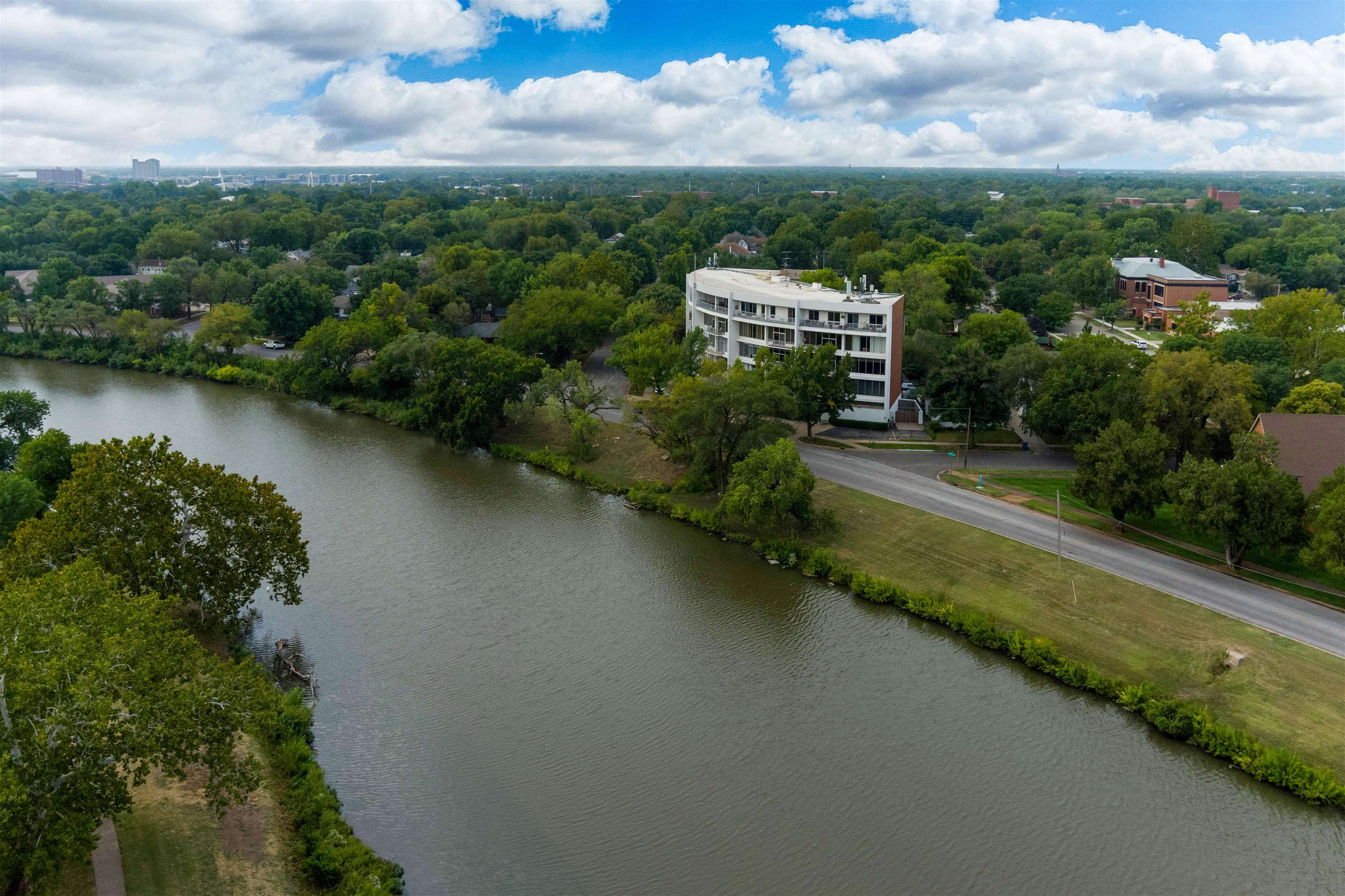 Photo of 1401 W River Blvd Unit 3E in Wichita, KS