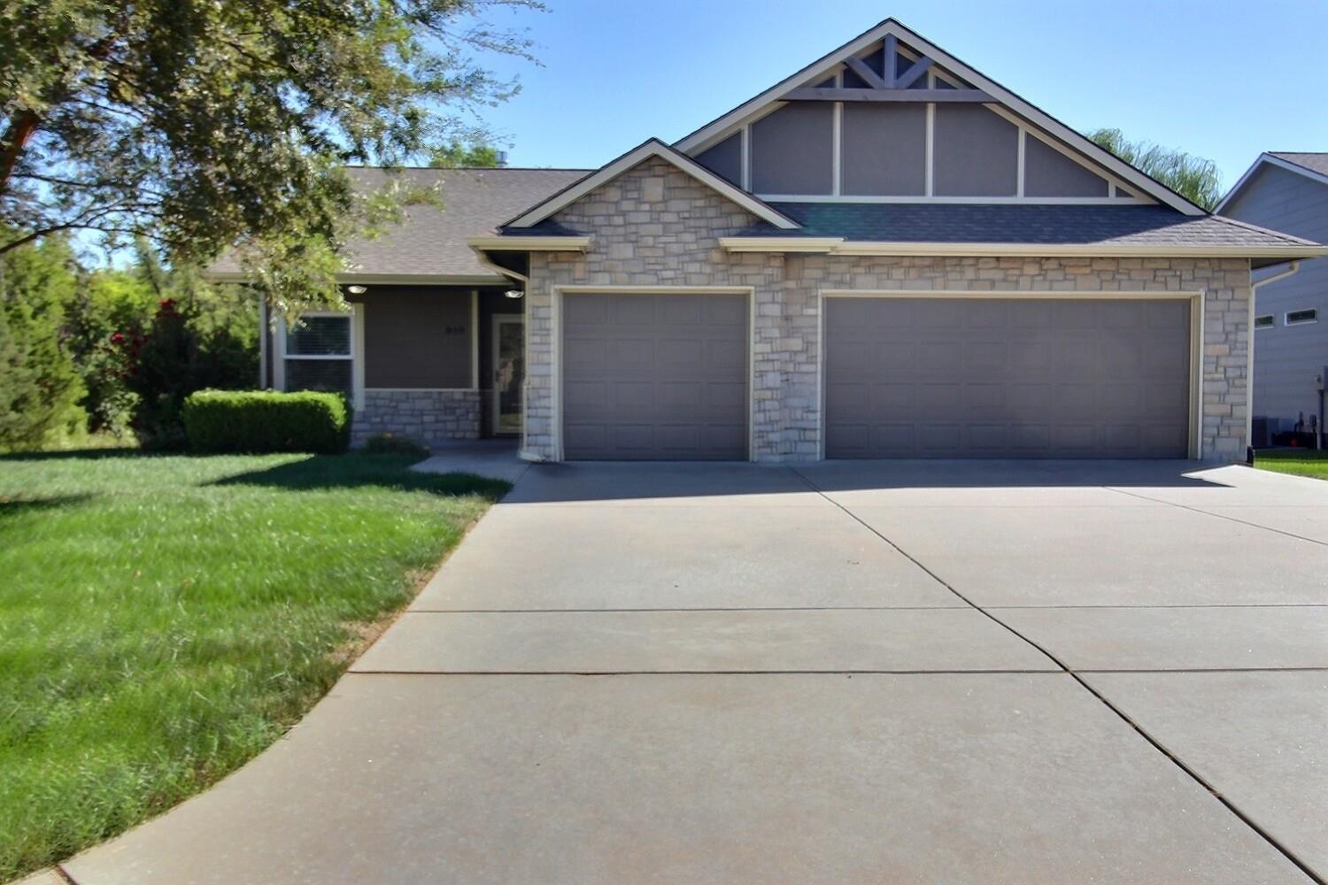 Photo of 949 E Rivera Dr in Mulvane, KS
