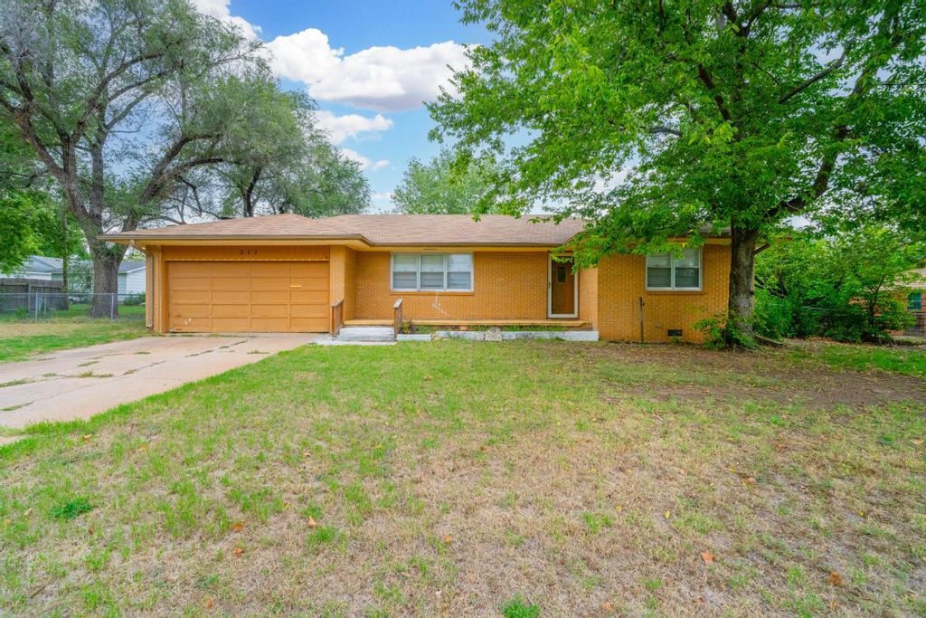 Photo of 211 E South St in Wellington, KS