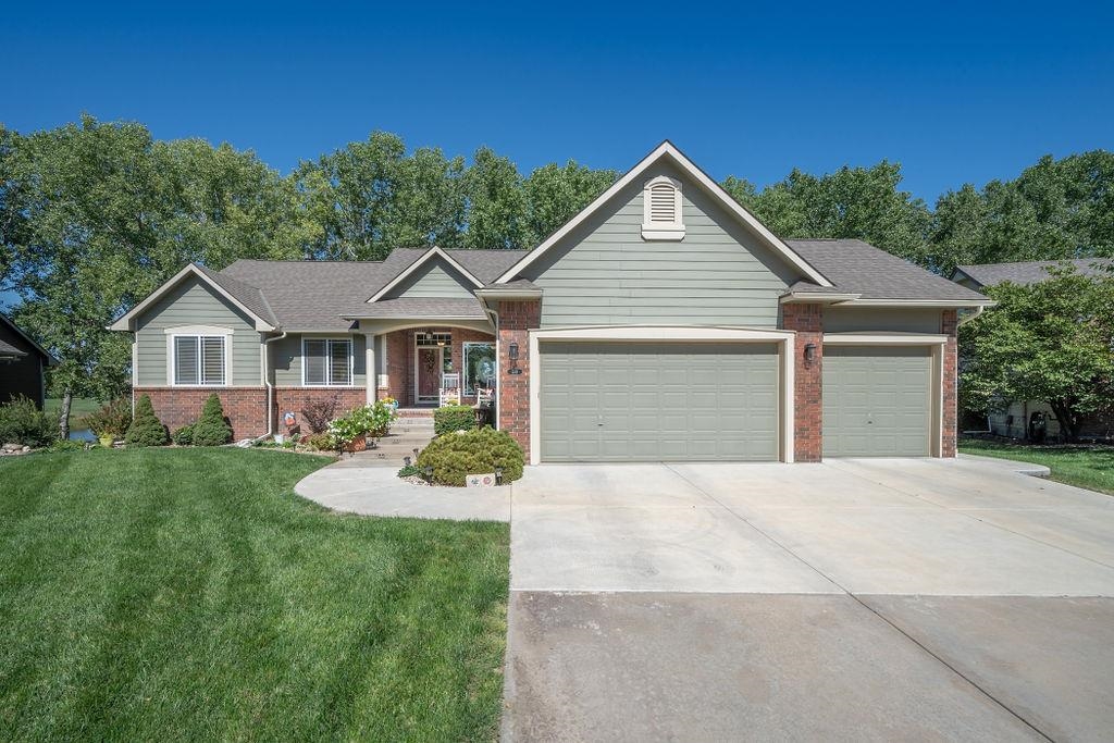 Photo of 510 E Lakecrest Dr in Andover, KS