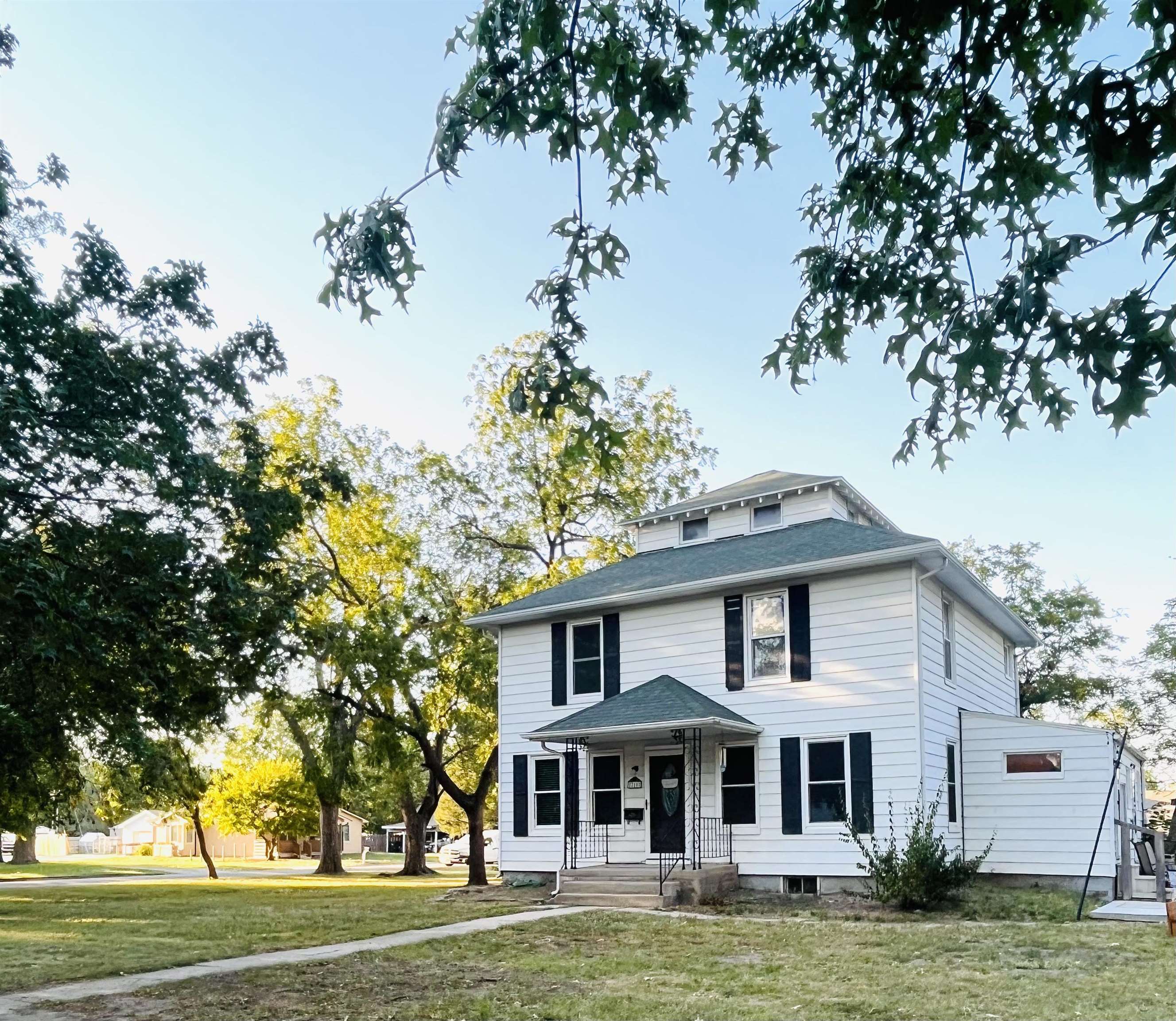 Photo of 718 W 3rd in Halstead, KS