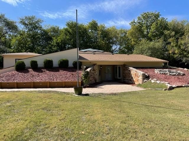 Photo of 219 Lynn Ln in Newton, KS