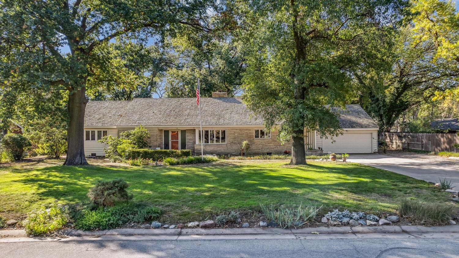 Photo of 5 E Huntington St in Eastborough, KS