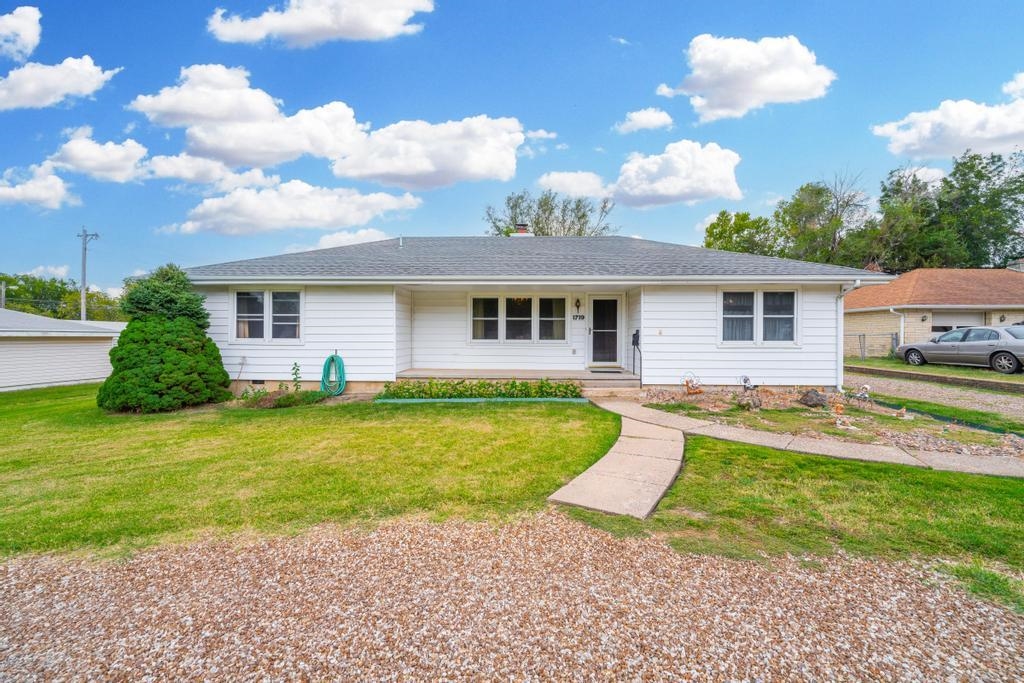 Photo of 1719 E 9th Ave in Winfield, KS