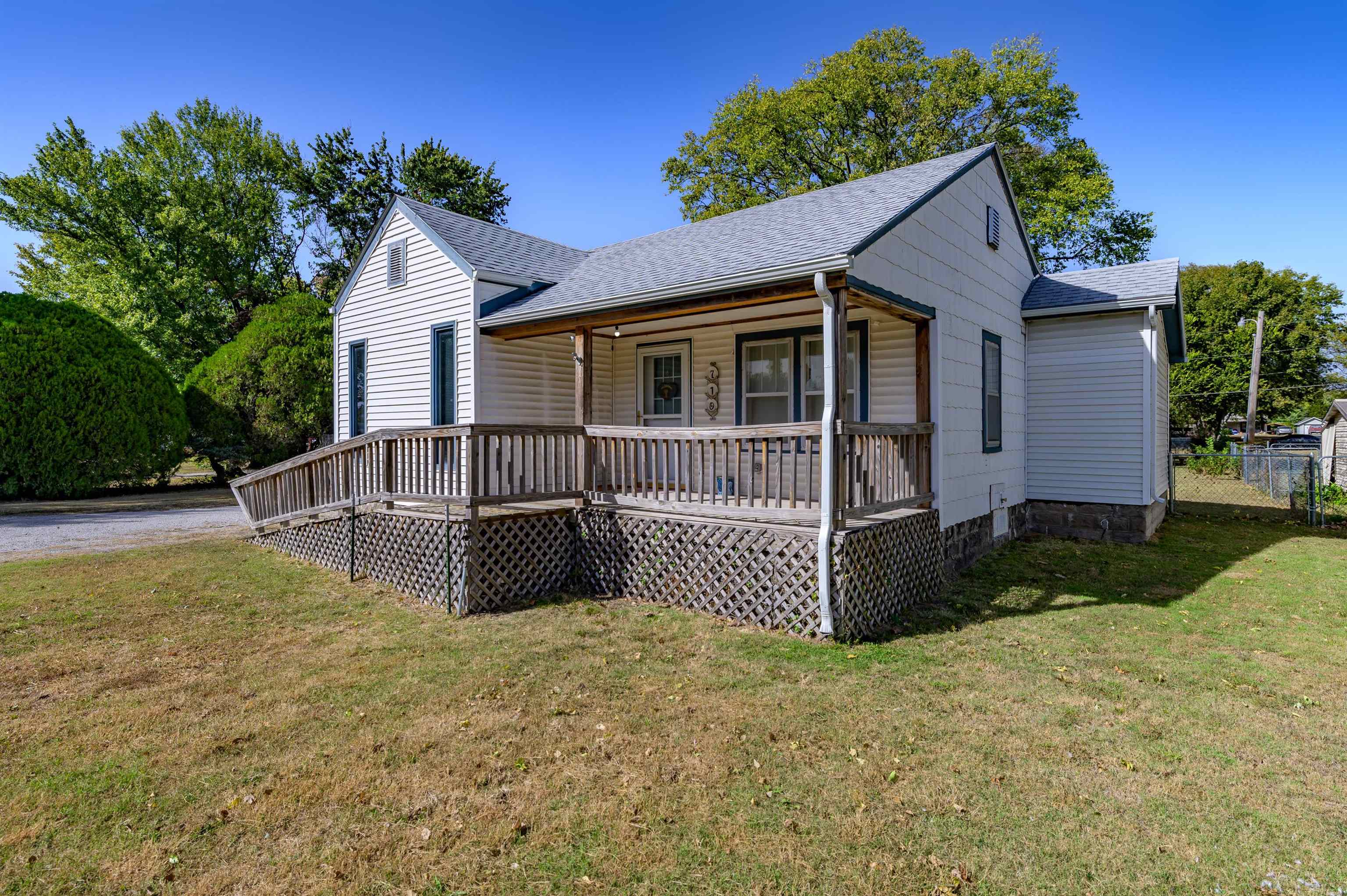 Photo of 710 E 5th Ave in Winfield, KS