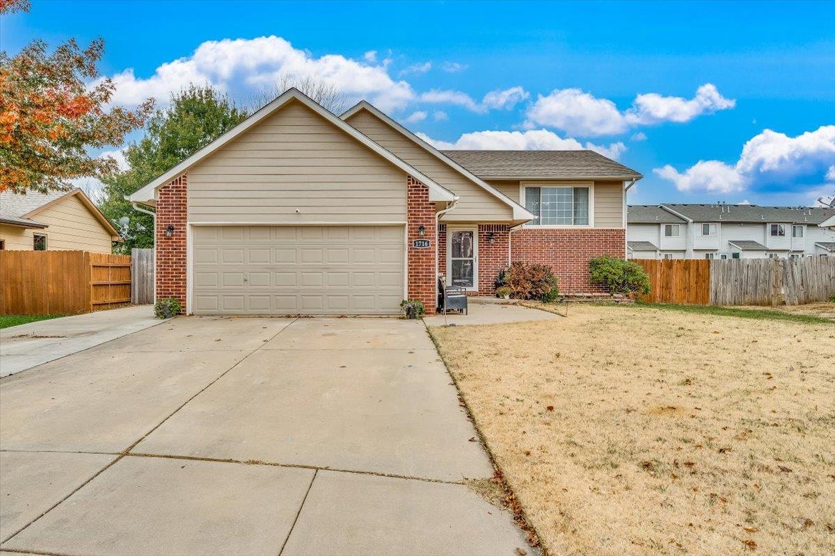 Photo of 1716 N Country Walk in Mulvane, KS