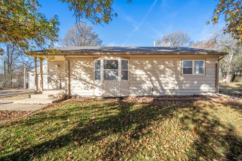 Photo of 1211 Starkey St in Augusta, KS
