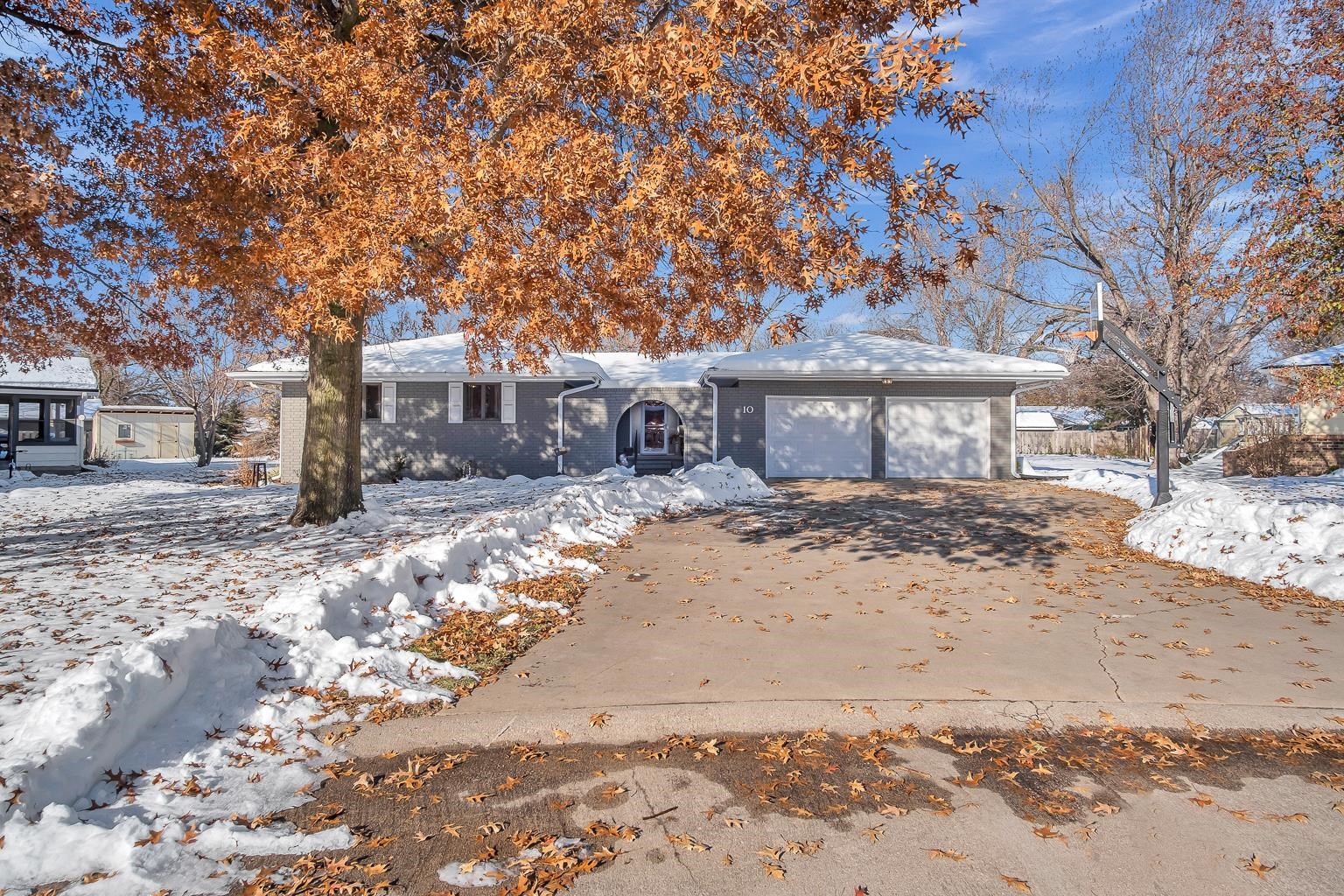 Photo of 10 Sunset Dr in Hesston, KS