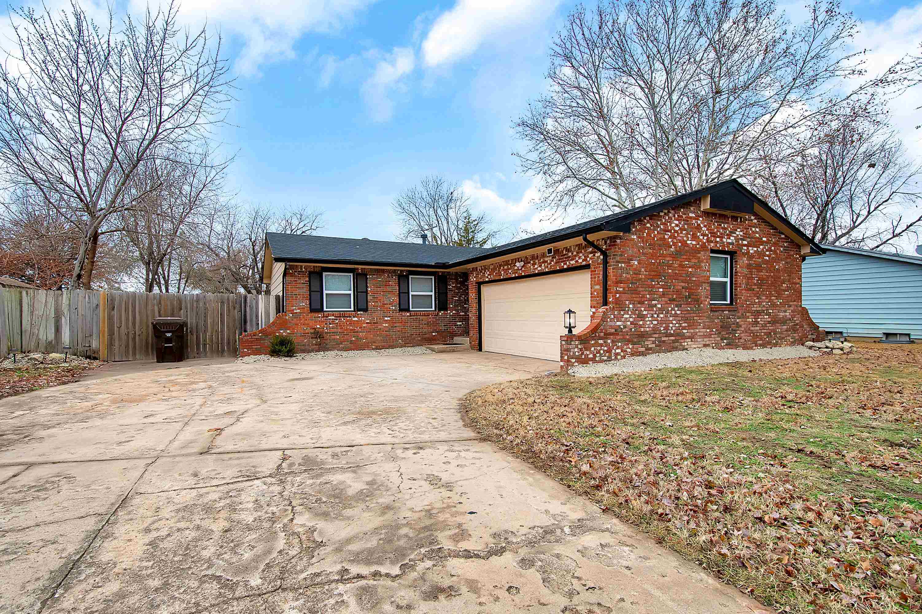 Photo of 327 N James Ave in Haysville, KS