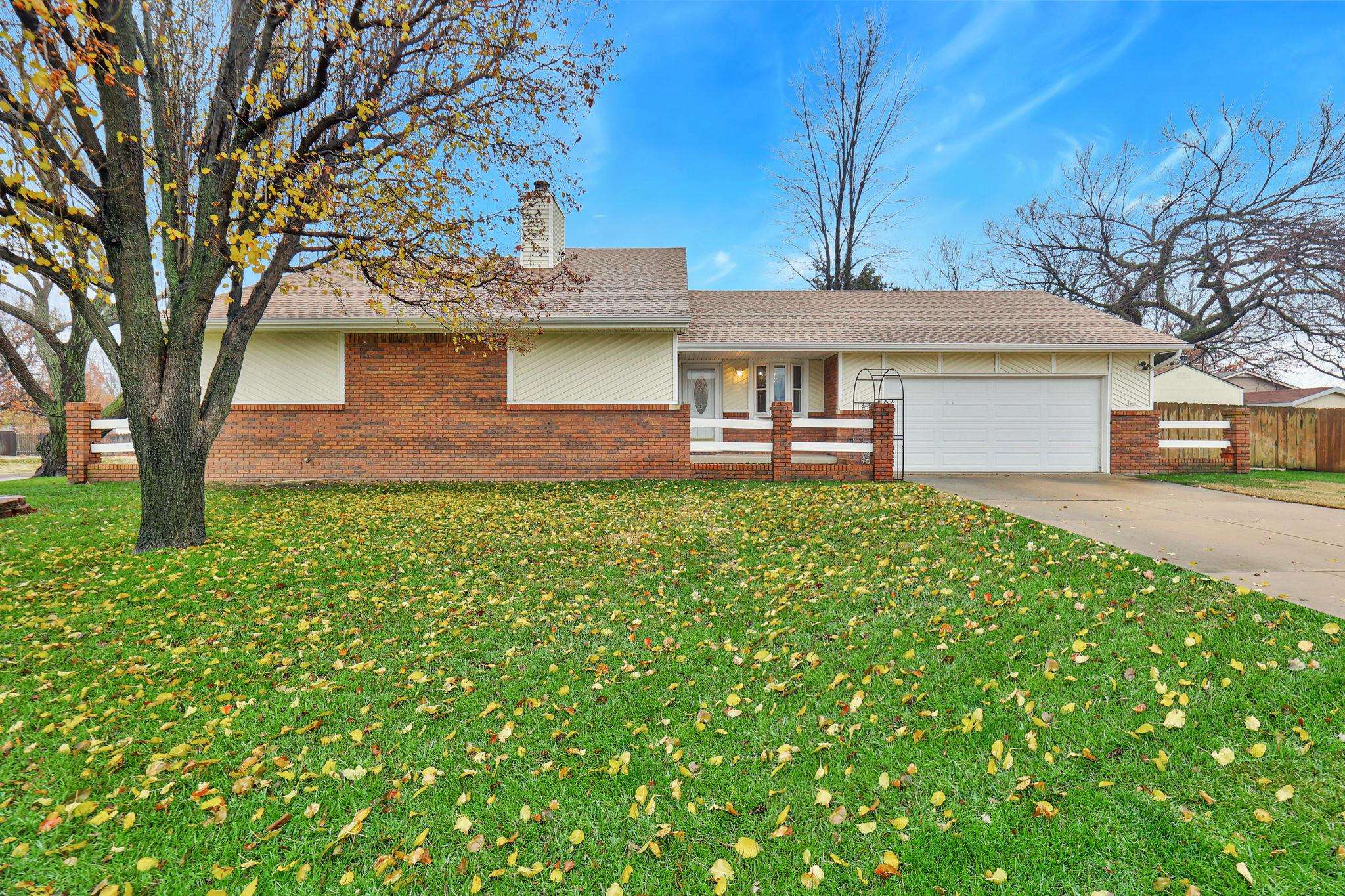 BEAUTIFULLY MAINTAINED AND SPACIOUS HOME ON QUIET CORNER LOT IN WEST WICHITA // VAULTED CEILINGS AND