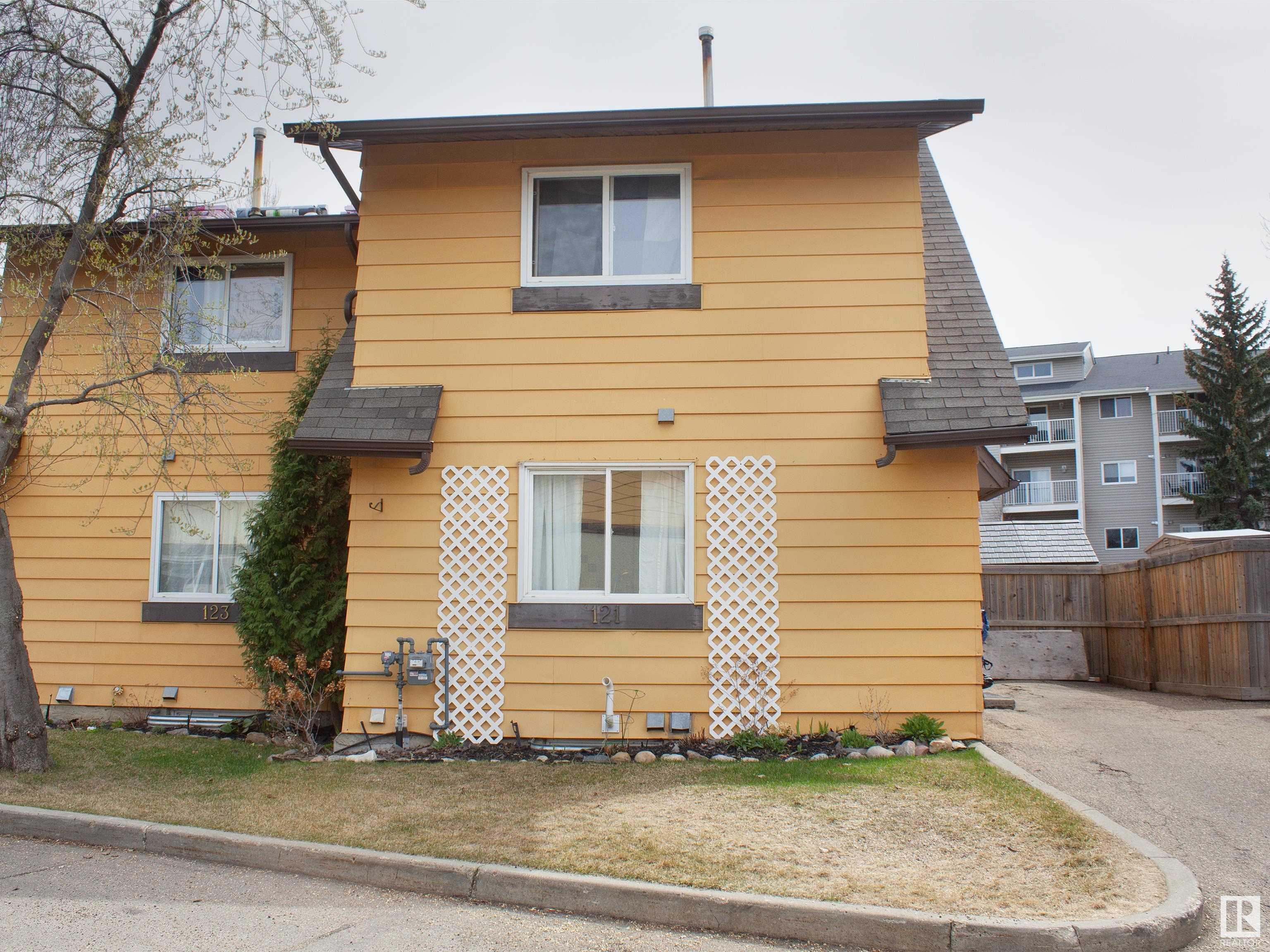 This 3-bedroom, 1½ bathroom townhouse is a 5-minute walk from Callingwood School and the Callingwood Dog Park and only a 20-minute walk from the Callingwood Recreation Centre and the Marketplace at Callingwood. The south-facing living room and backyard receive ample natural sunlight. The main floor also features the kitchen (which has custom cabinets and counters providing lots of storage and work space), dining room and a 2-piece bathroom. Upstairs are three bedrooms and a 4-piece bathroom. The two south bedrooms benefit from plenty of natural light and the north-facing primary bedroom is very roomy and has two closets. The backyard is fenced and contains a good-sized garden shed. Close to West Edmonton Mall and public transportation.
