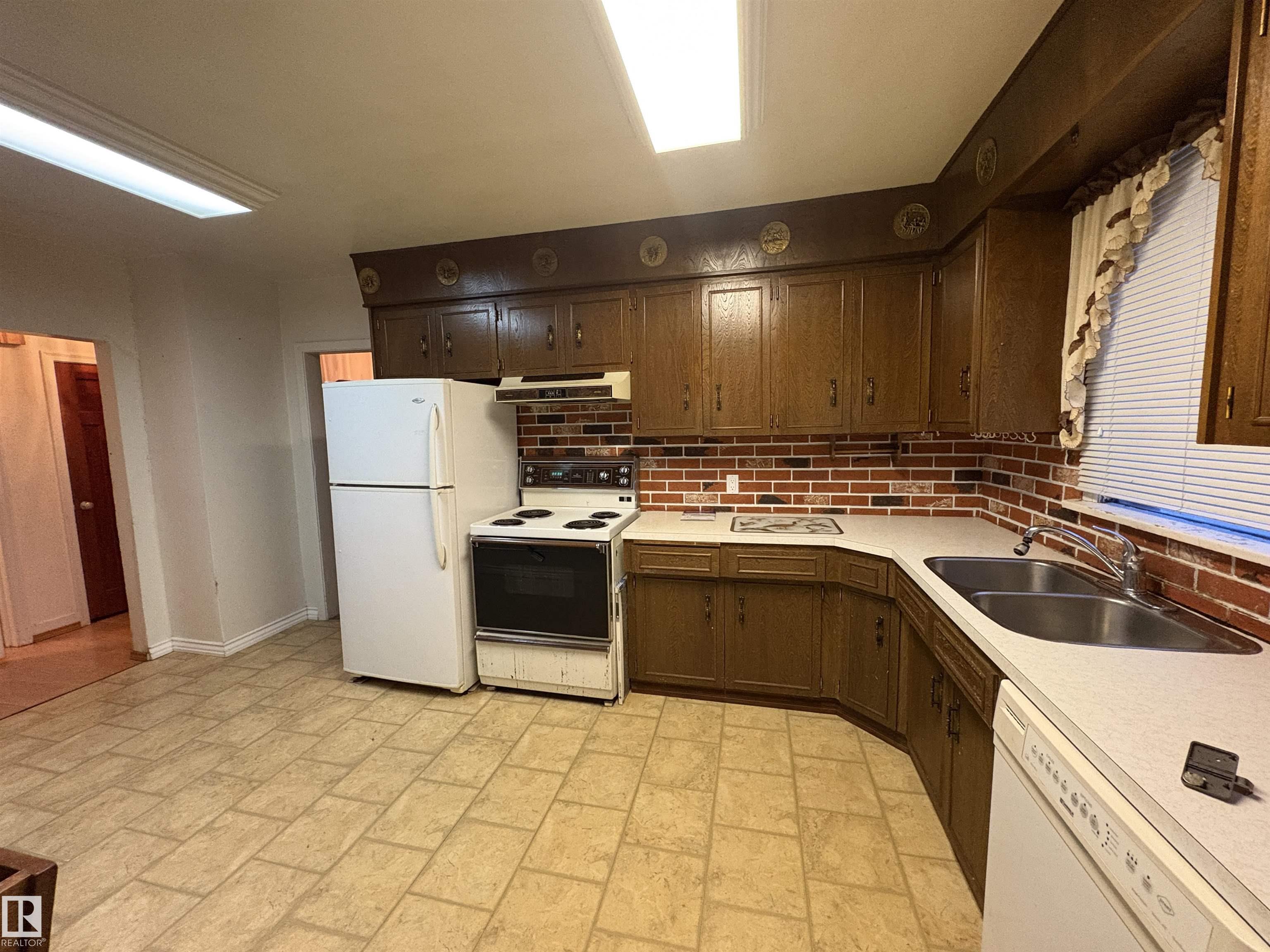 Photo 7 at 12245 77 Street NW, Elmwood Park, Edmonton