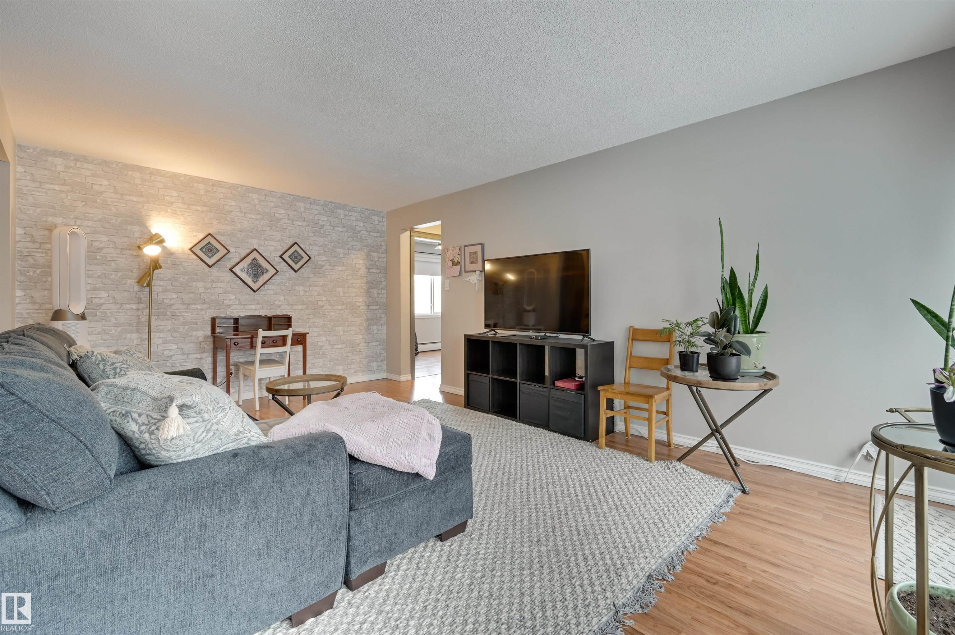 302 - 10230 114 Street NW, Wîhkwêntôwin, Edmonton