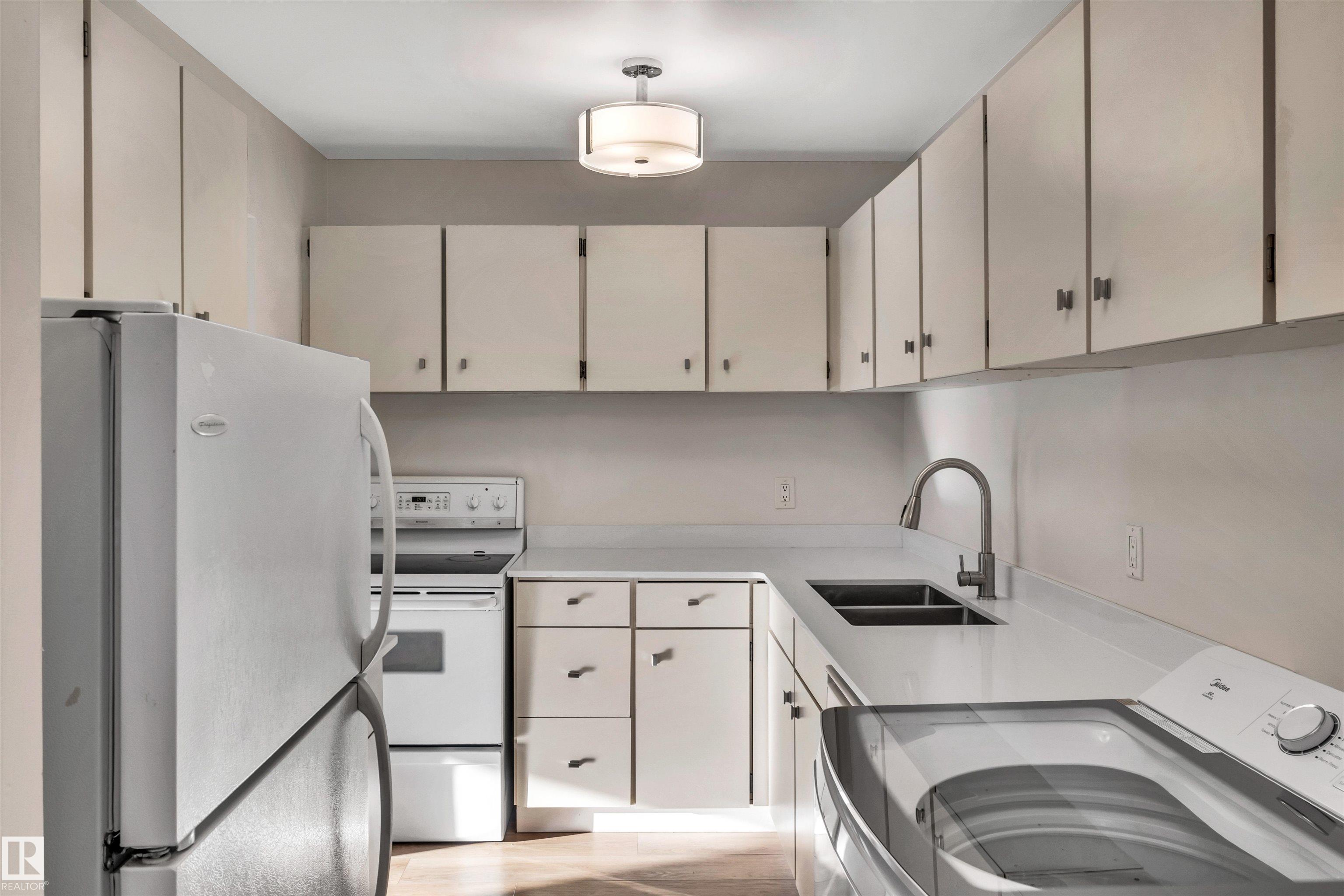 Photo 8 at 3023 Tudor Glen, Grandin, St. Albert