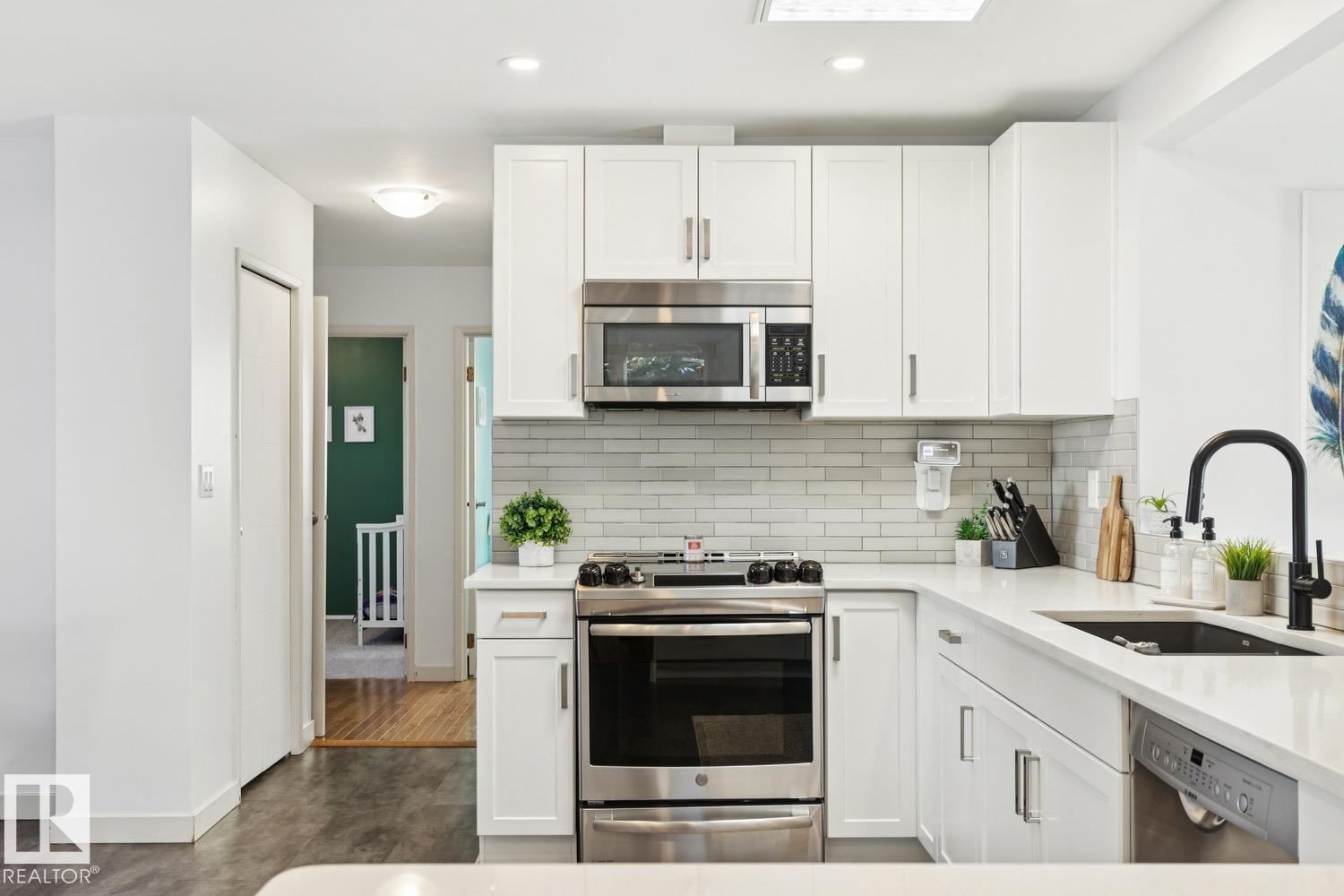 Photo 10 at 6412 36 Avenue NW, Hillview, Edmonton