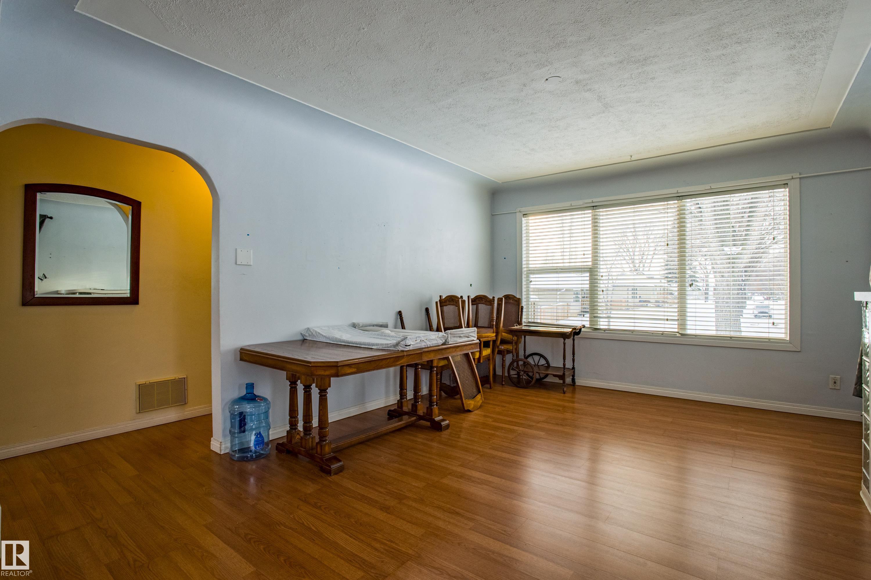 9228 124a Avenue NW, Delton, Edmonton