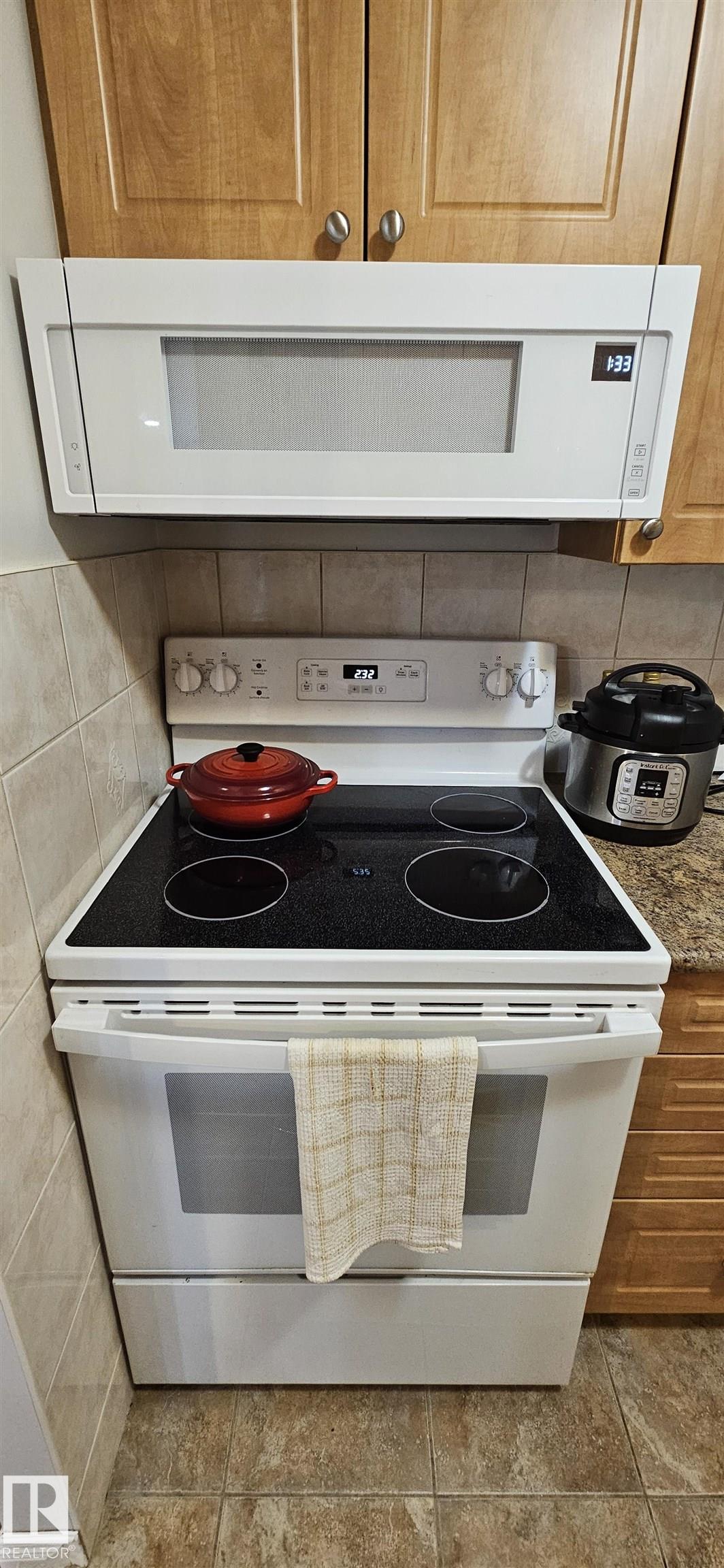 Photo 9 at 906 - 11307 99 Avenue NW, Wîhkwêntôwin, Edmonton