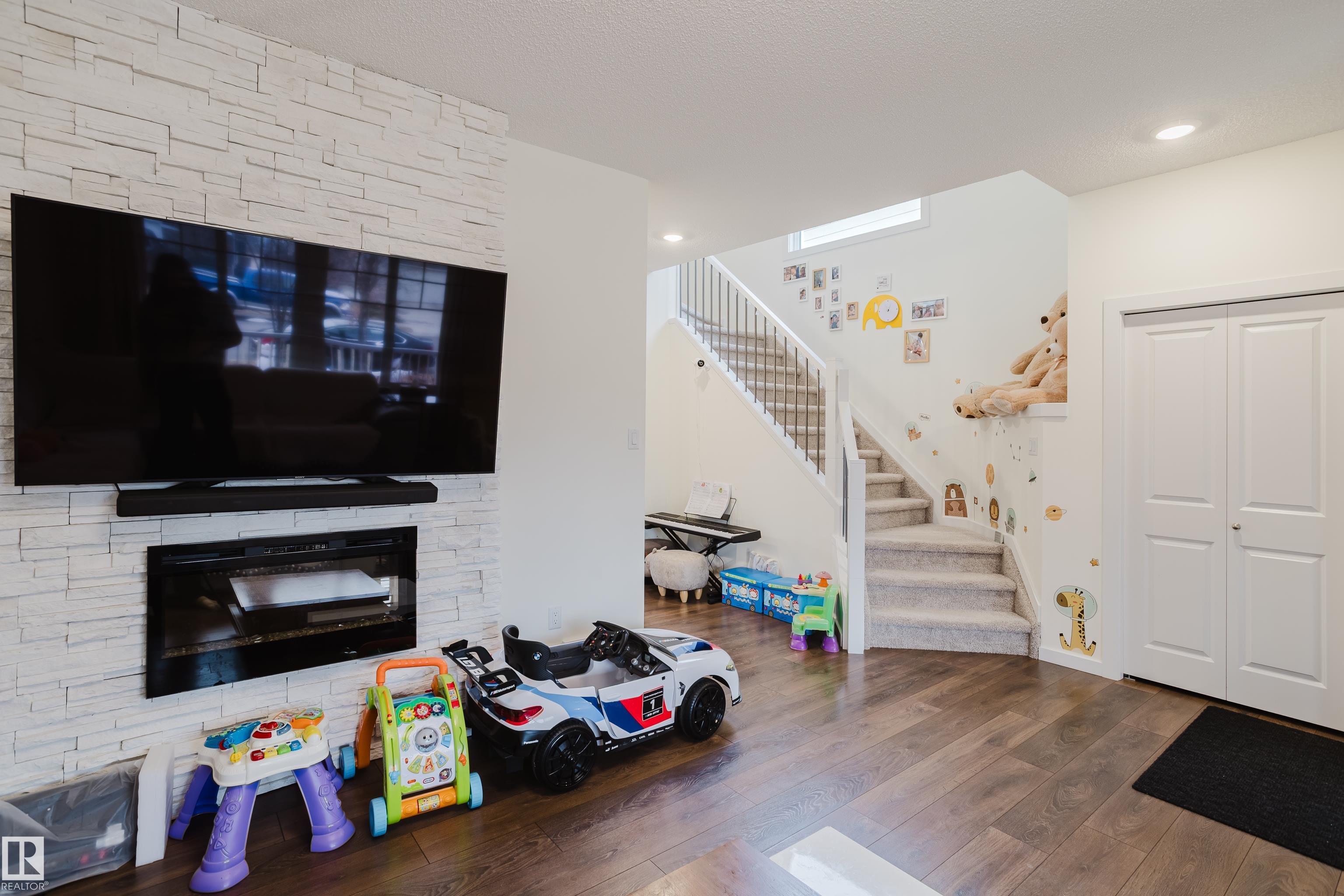 Photo 9 at 2124 Glenridding Way SW, Glenridding Heights, Edmonton