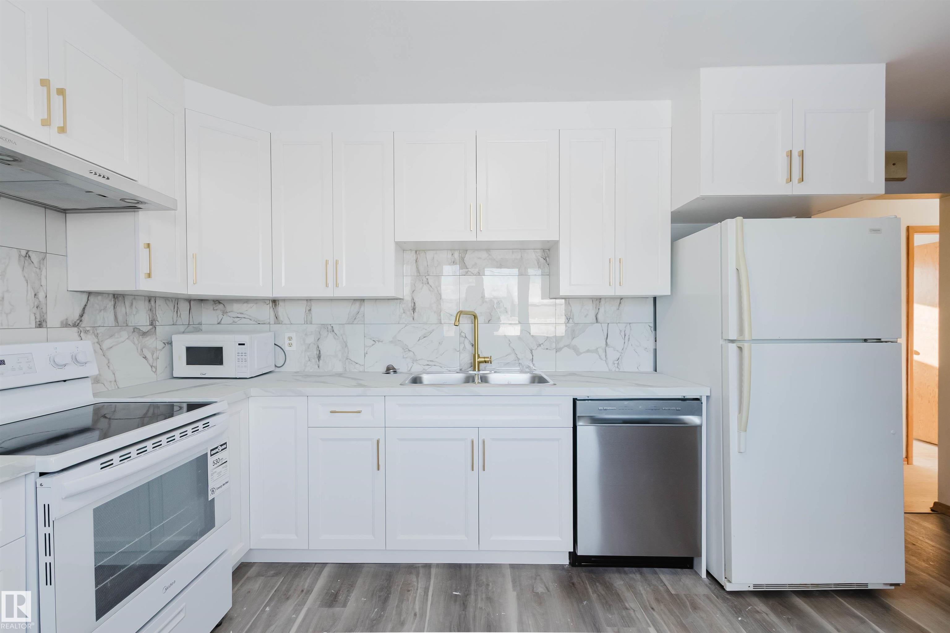 16026 94a Avenue NW, Meadowlark Park, Edmonton photo number 2