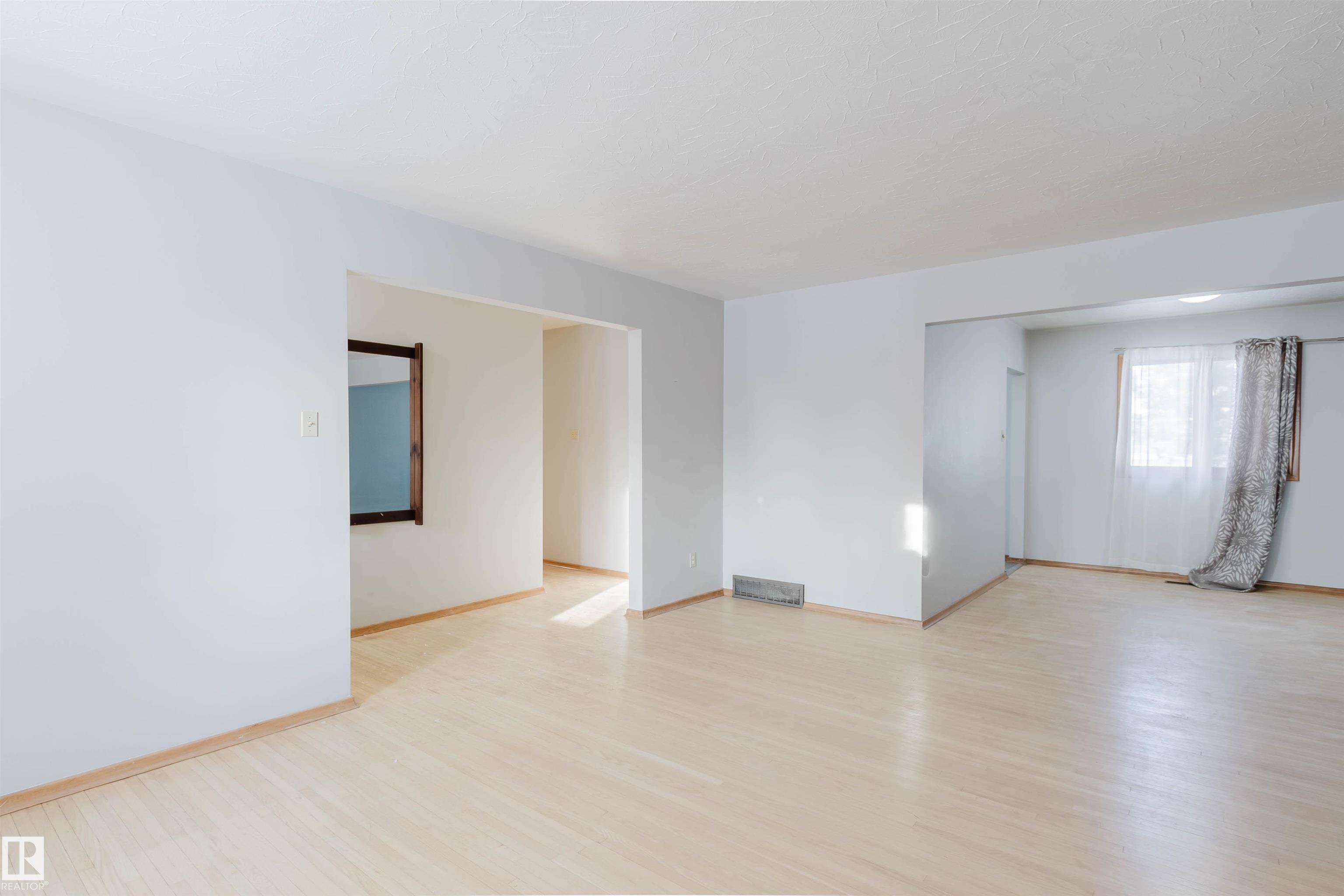 Picture for 16026 94A AV NW